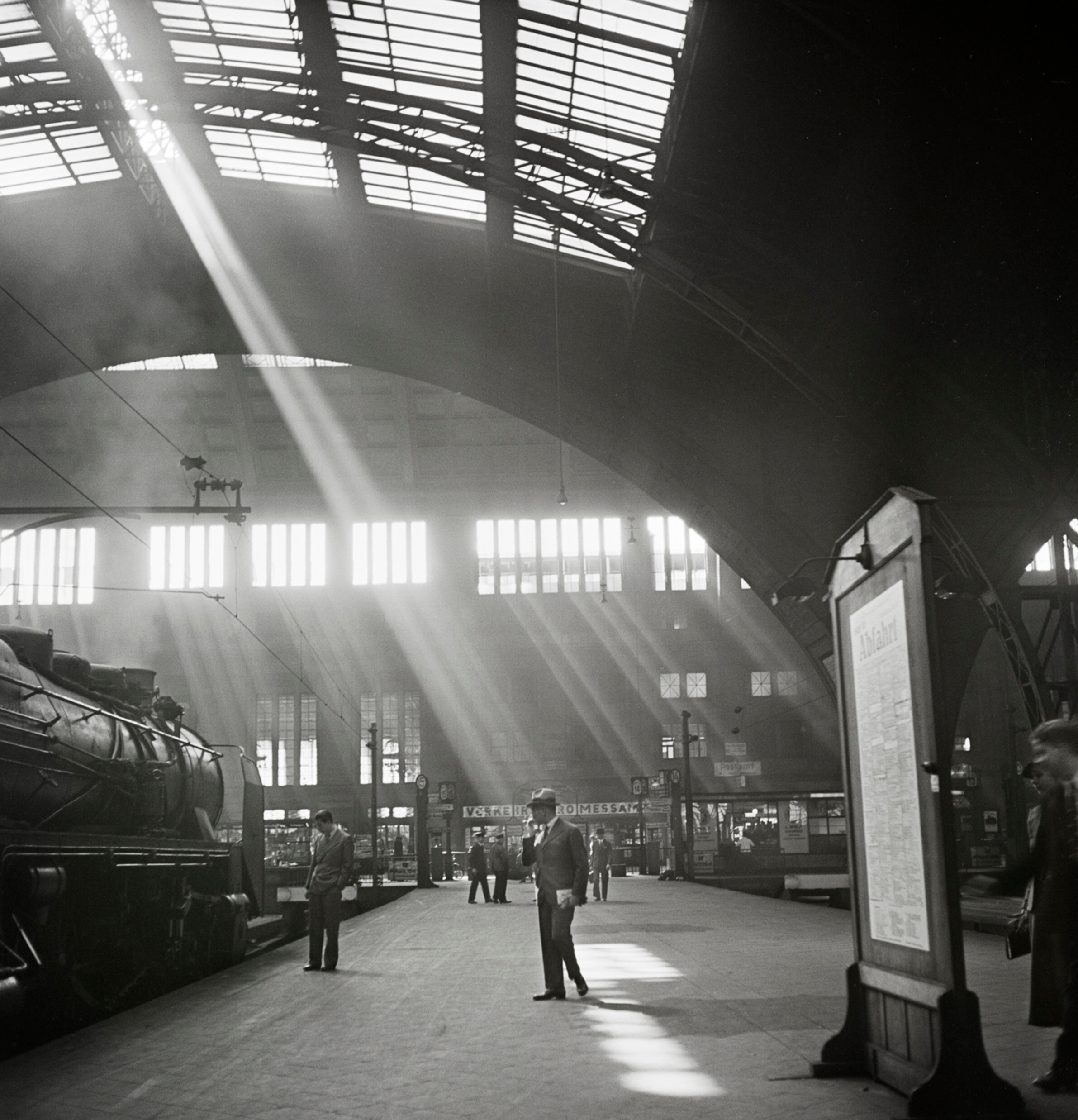 Солнечный свет льется на центральный вокзал Лейпцига, Лейпциг, Германия, 1929-начало 1930-х гг. Фотограф Роман Вишняк