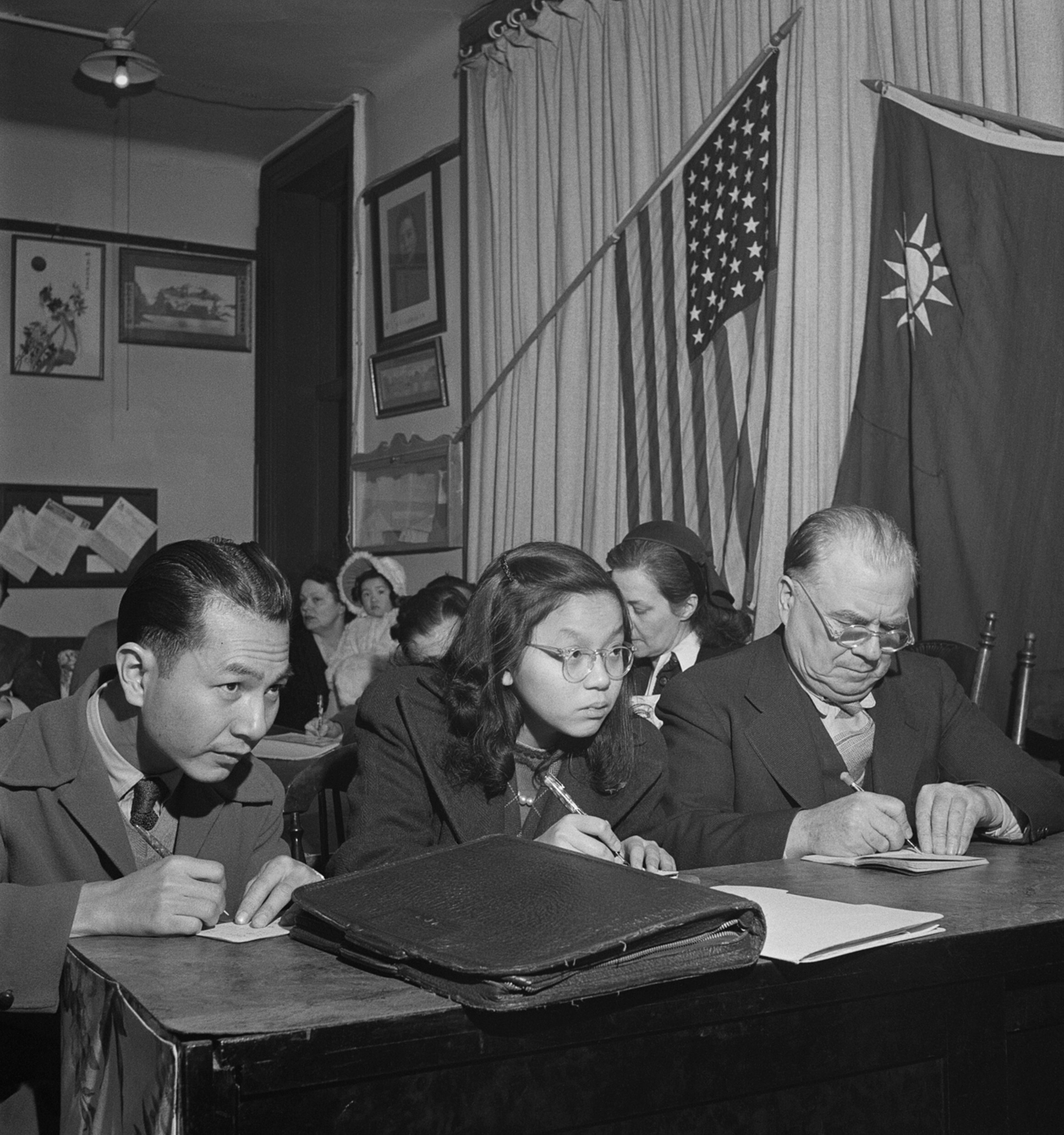 Студентки делают заметки на уроке китайского языка, офис Американской женской волонтерской службы — Движение китайских женщин за новую жизнь, Чайнатаун, Нью-Йорк, 1943-44 гг. Фотограф Роман Вишняк