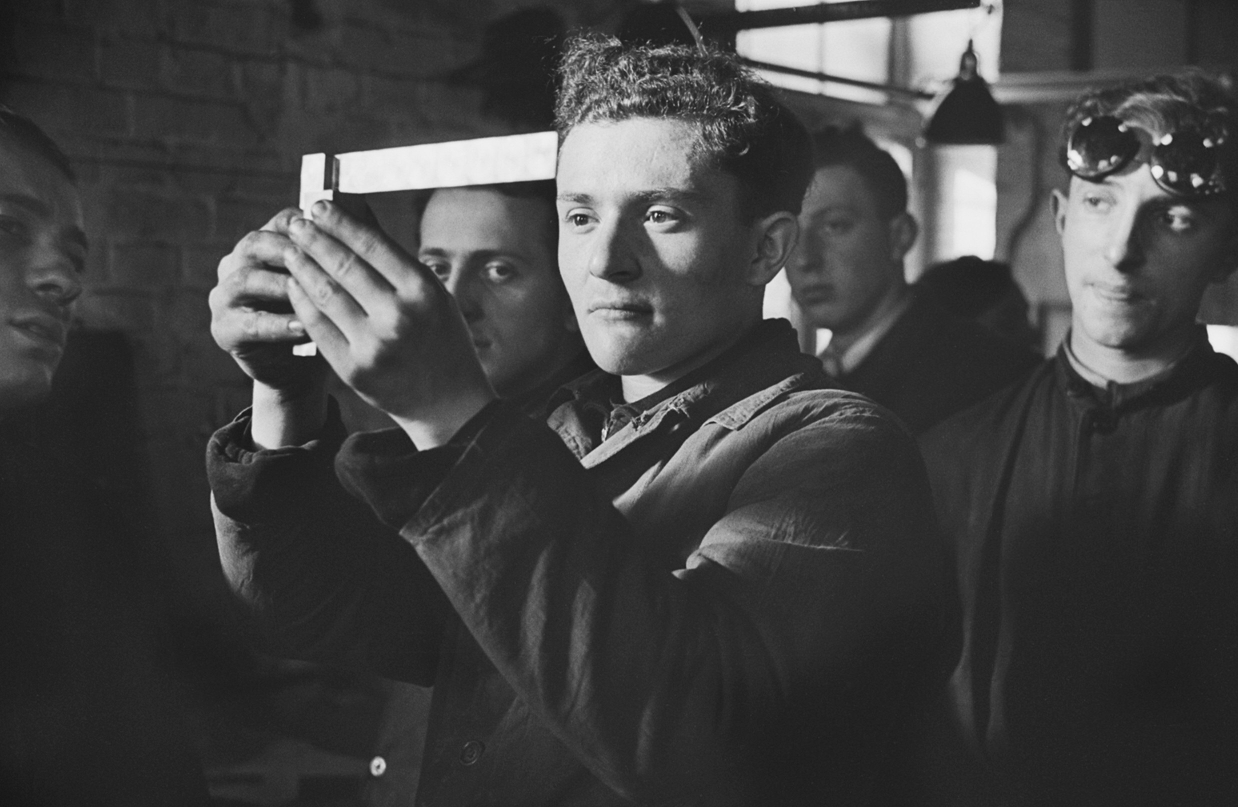 Студенты, изучающие технику работы с металлом, Общество ремесленников и сельскохозяйственного труда (ОРТ), Марсель, Франция, 1939 год. Фотограф Роман Вишняк