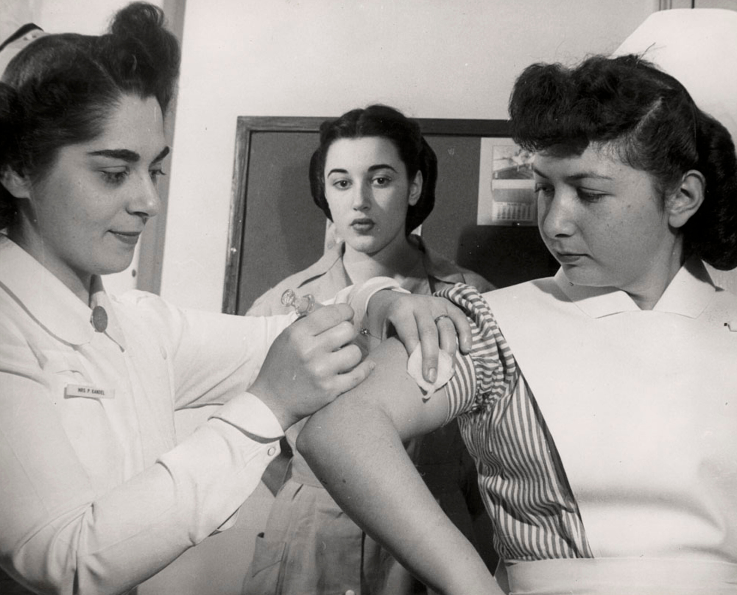 Студенты-медсестры отрабатывают свои навыки, делая друг другу инъекции, Еврейская больничная школа медсестер, Краун-Хайтс, Бруклин, Нью-Йорк, конец 1940-х начало 1950-х гг. Фотограф Роман Вишняк