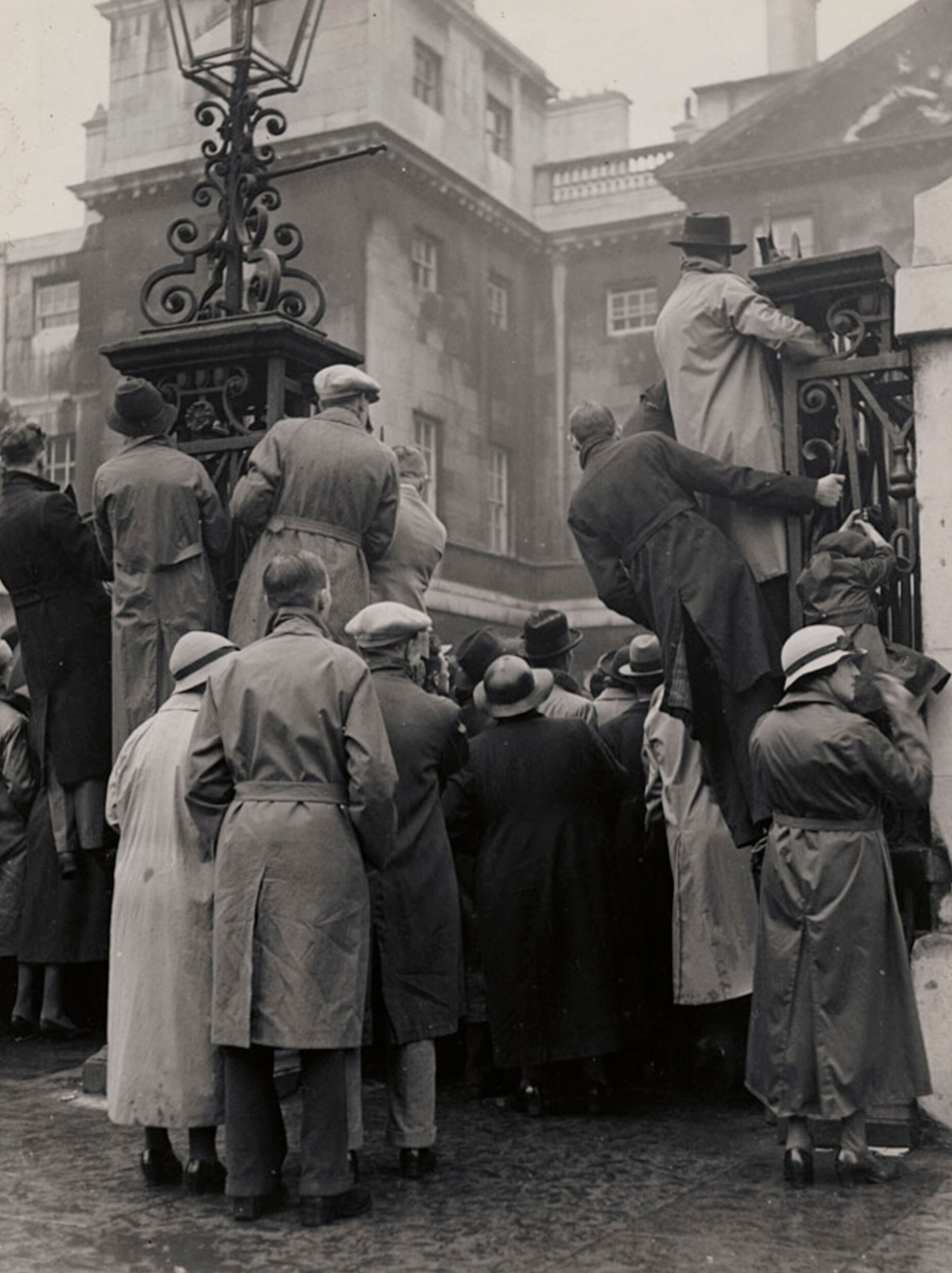 Толпа собирается у ворот дворца Уайтхолл в Лондоне, 1939 г. Фотограф Роман Вишняк