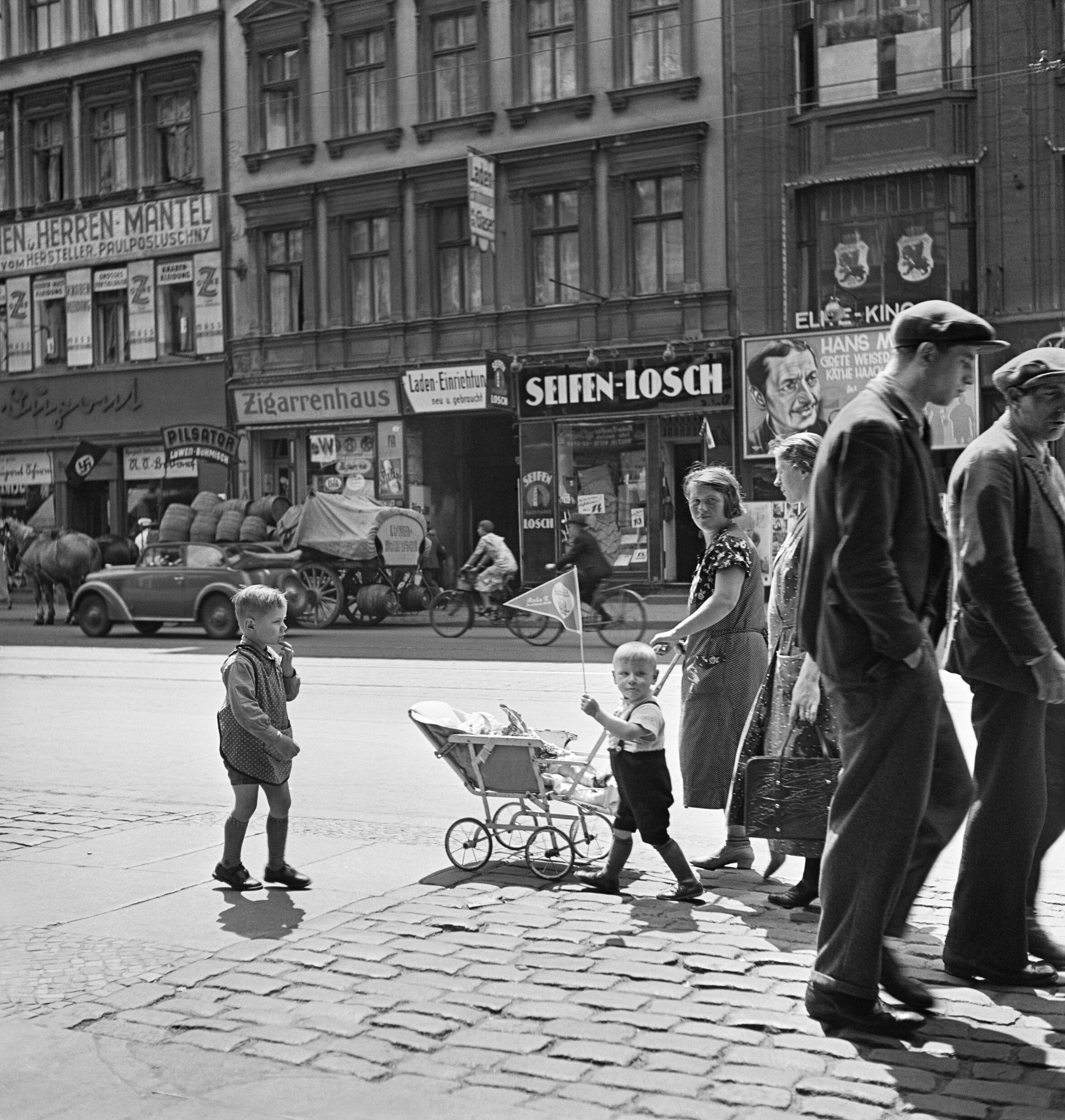 Уличная сцена с флагом со свастикой на витрине магазина (слева), Брунненштрассе, Берлин, ок. 1935 год. Фотограф Роман Вишняк