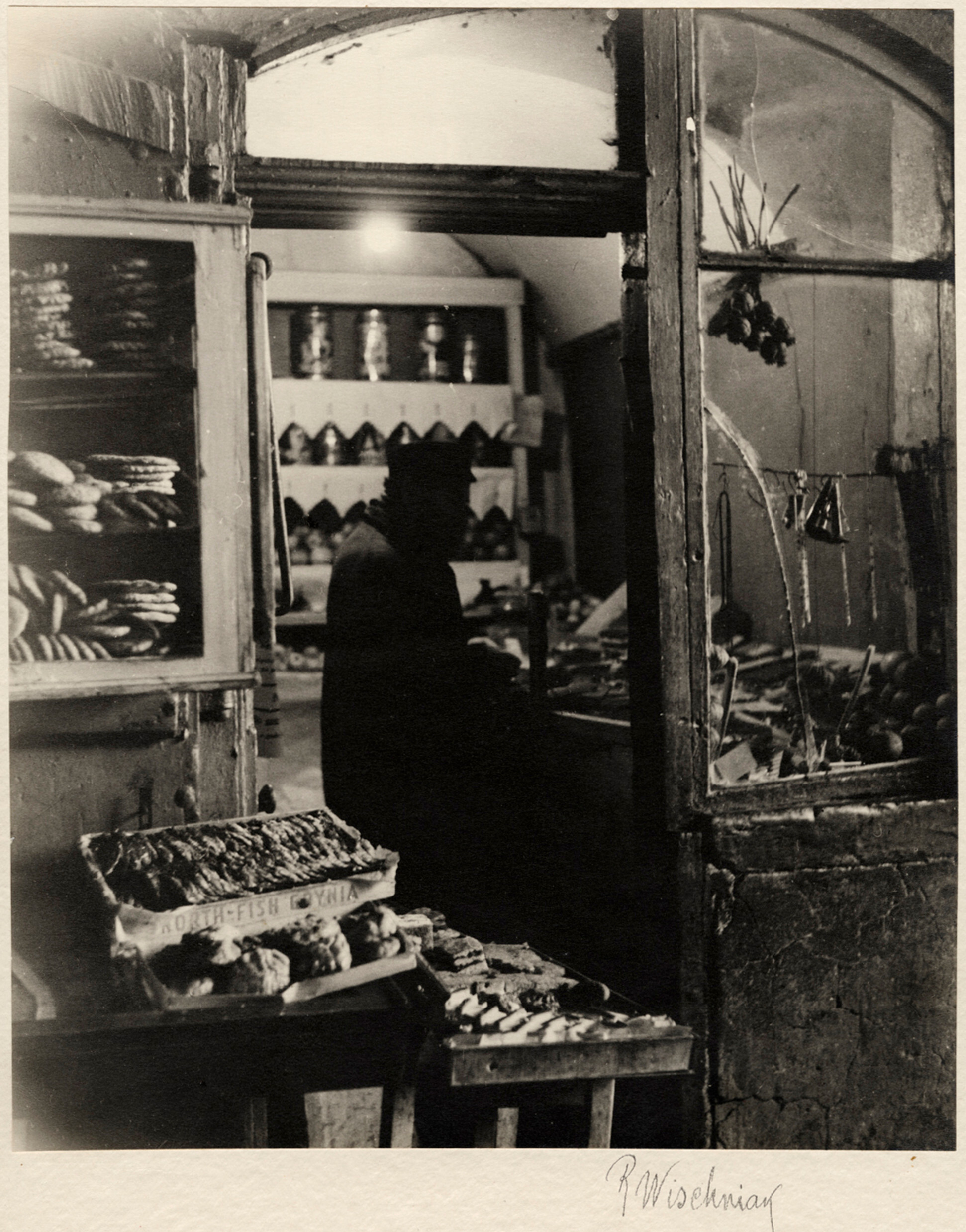 Универсальный магазин Восточная Европа, ок. 1935-38 г. Фотограф Роман Вишняк
