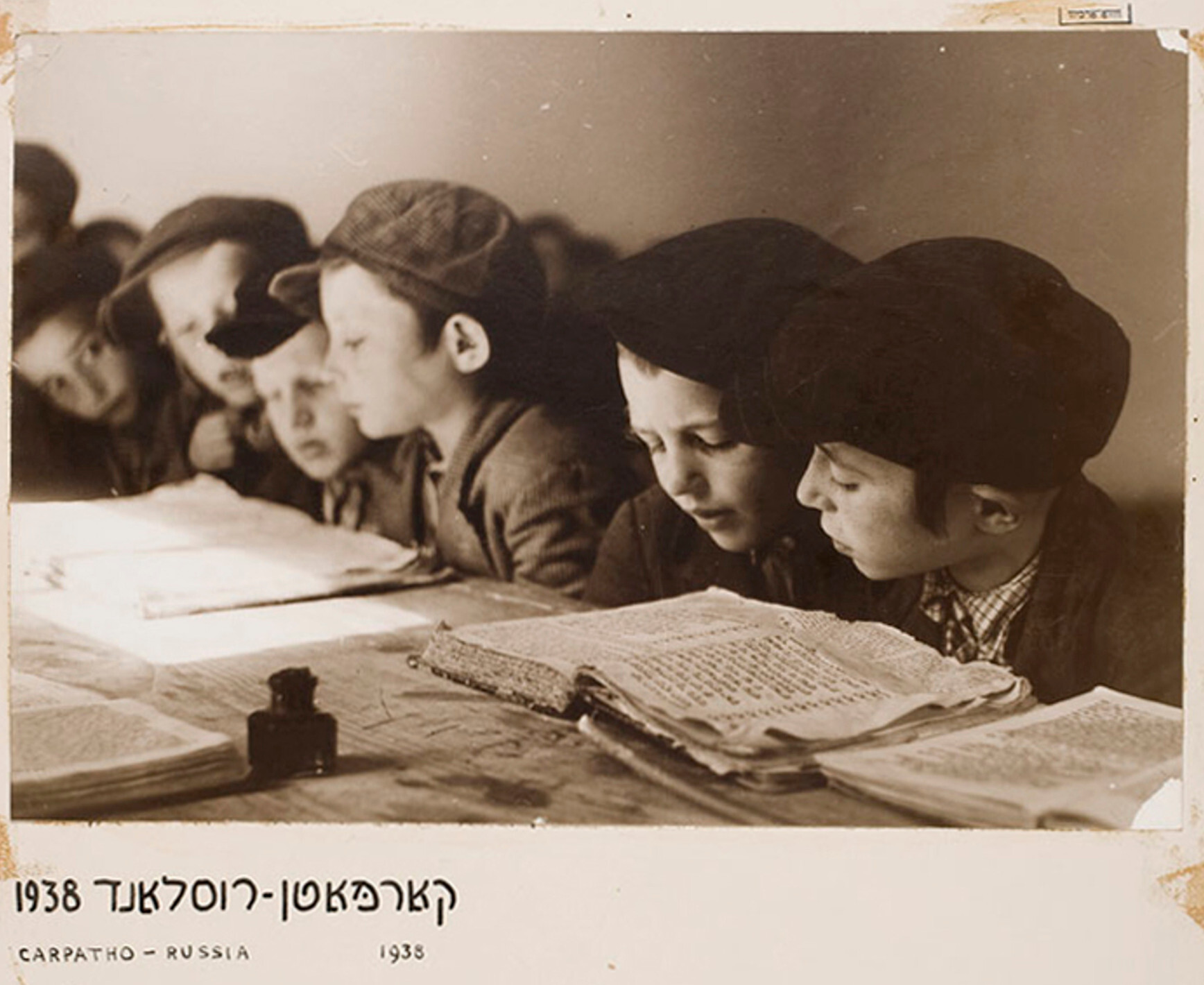 Учащиеся делятся книгами в хедере (еврейская начальная школа), Брод, Чехословакия, ок. 1935-38 г. Фотограф Роман Вишняк