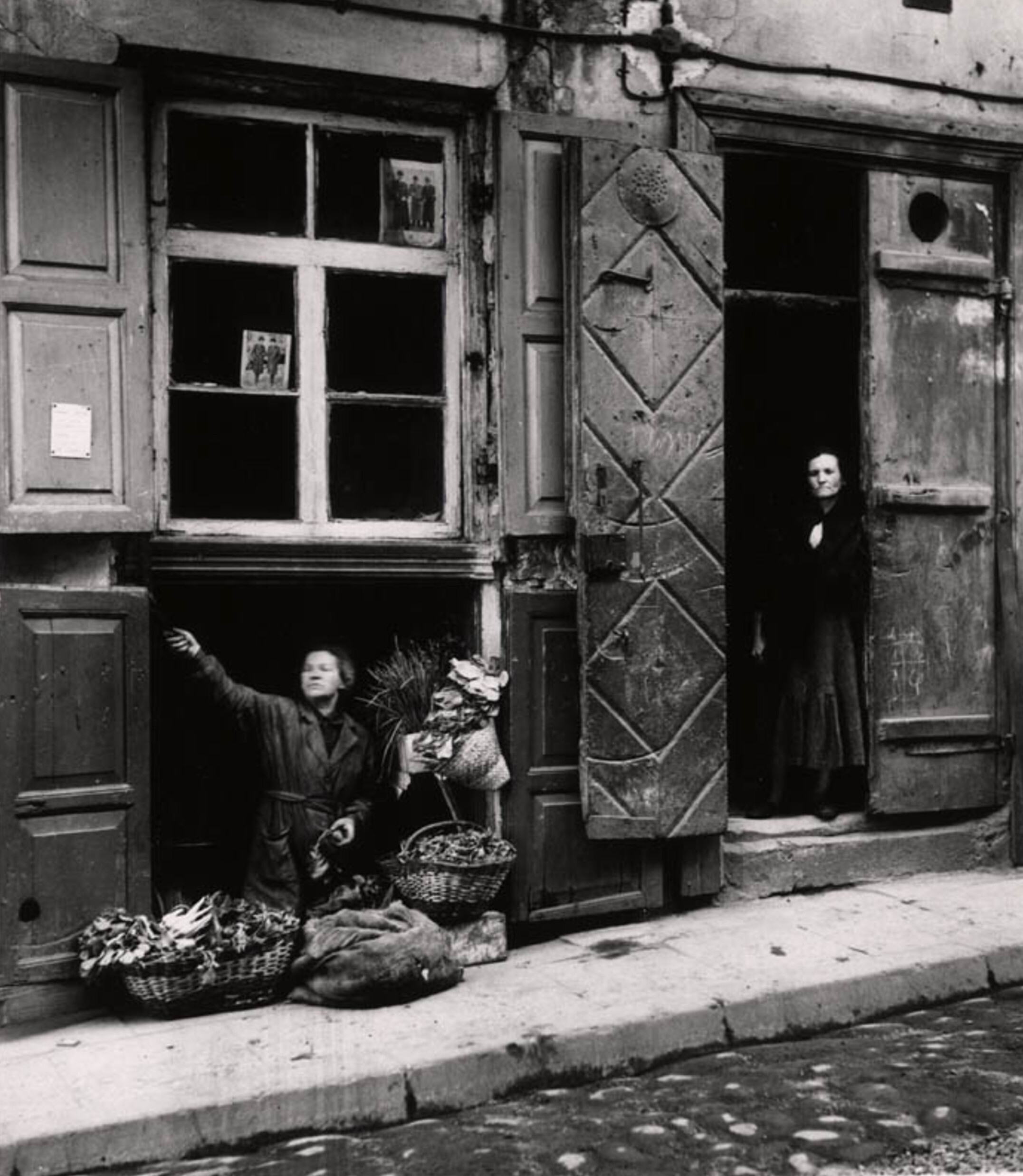 Фасад магазина в подвале. Вильно, ок. 1935-38 г. Фотограф Роман Вишняк