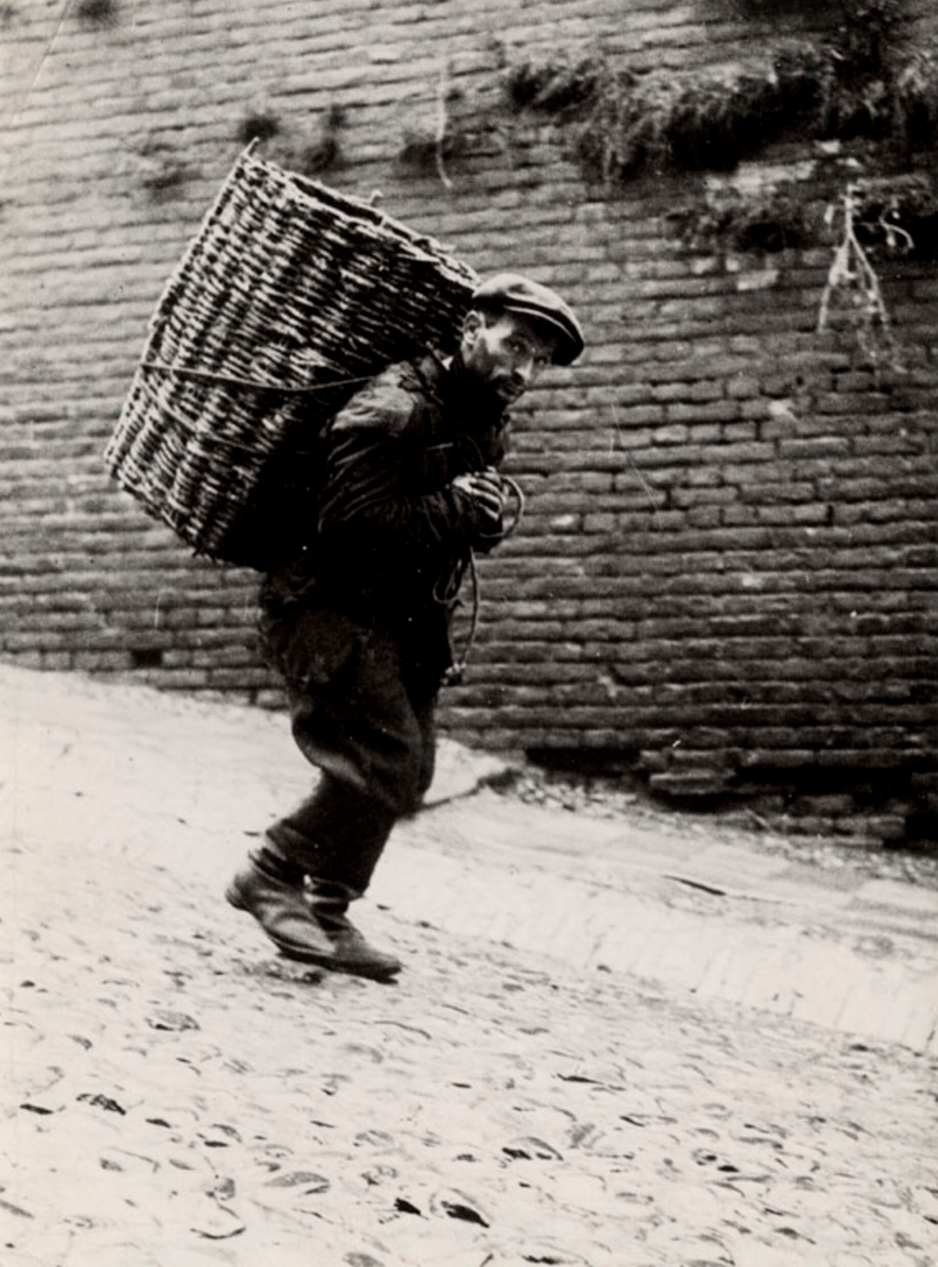 Член кооператива носильщиков по доставке древесного угля, Варшава, ок. 1935-38 г. Фотограф Роман Вишняк
