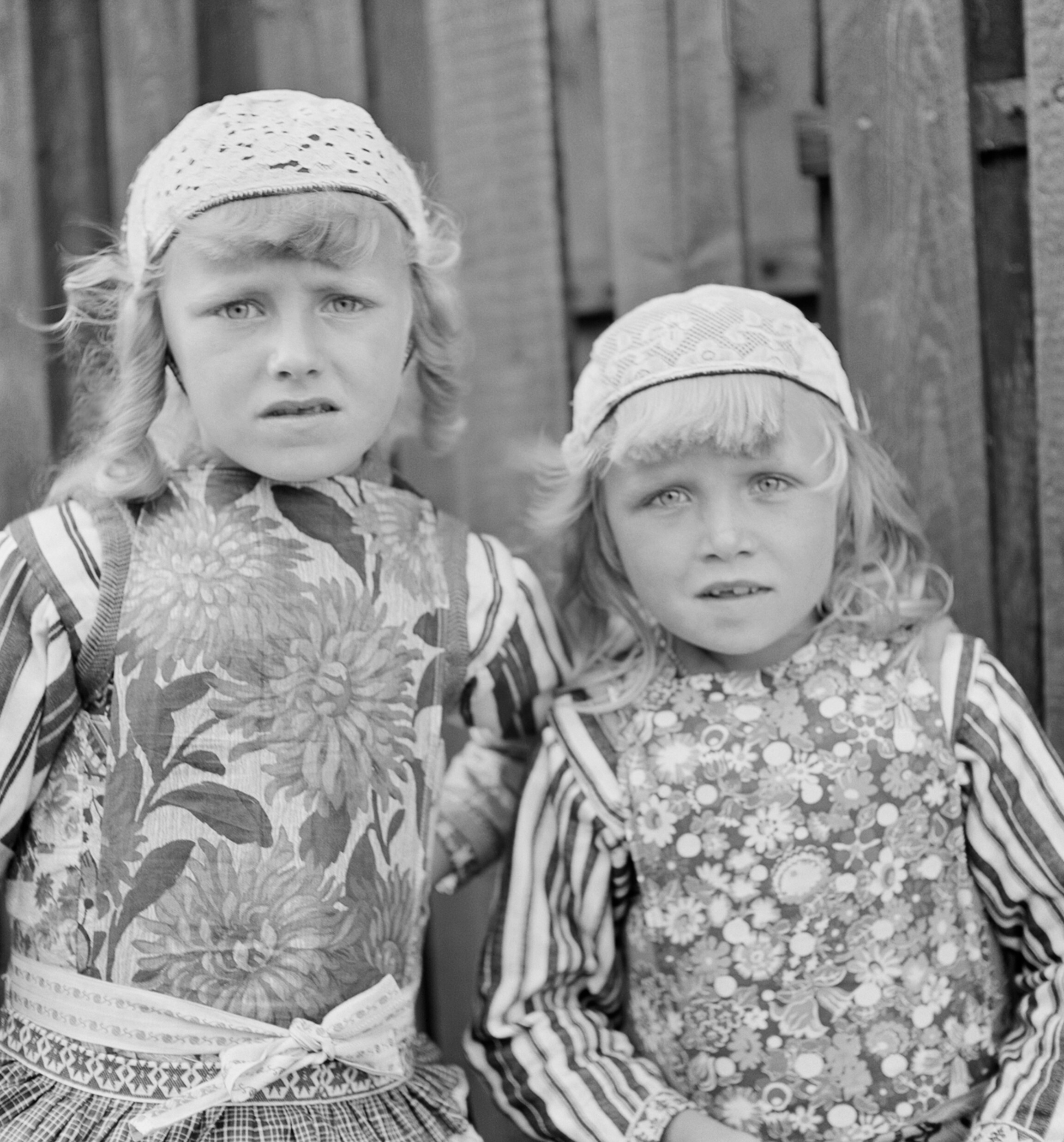 Яннетье Янсен и Нилтье Шиппер в klederdracht (традиционные костюмы), Маркен, Нидерланды, ок. 1938 год. Фотограф Роман Вишняк
