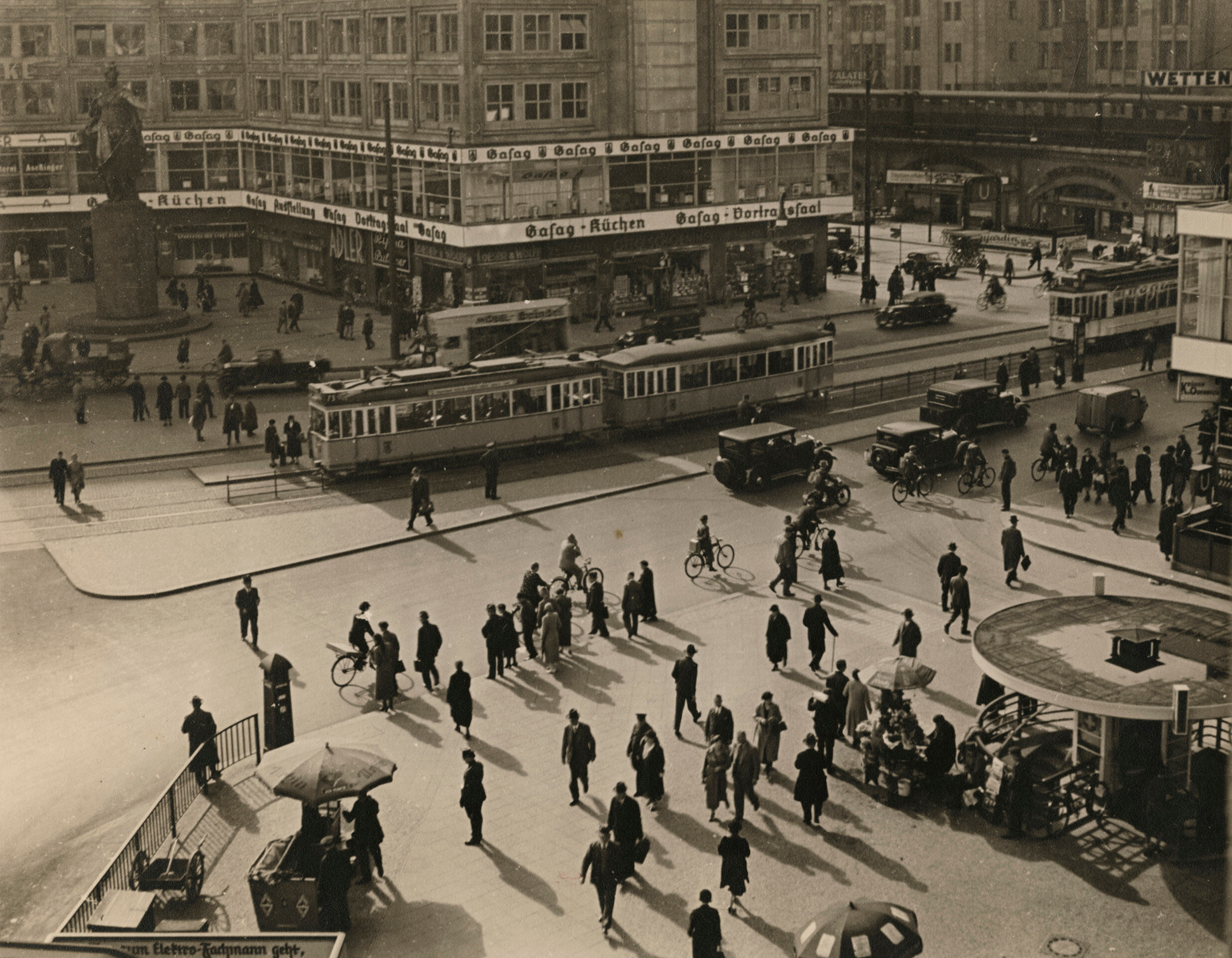 Александерплац, Берлин, ок. 1934 г. Фотограф Роман Вишняк