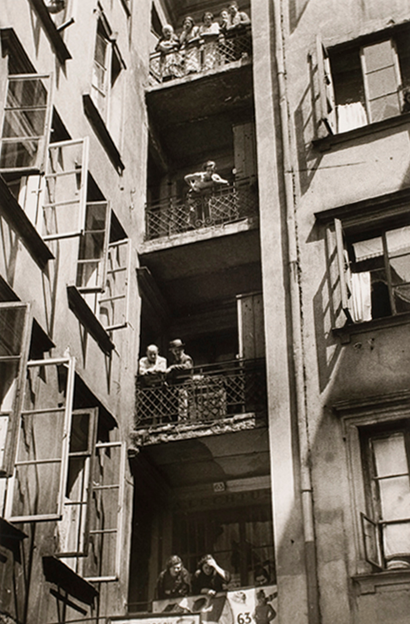 Внутренний двор дома на улице Налевки, торговый район в еврейском квартале Варшавы, ок. 1935-38 г. Фотограф Роман Вишняк