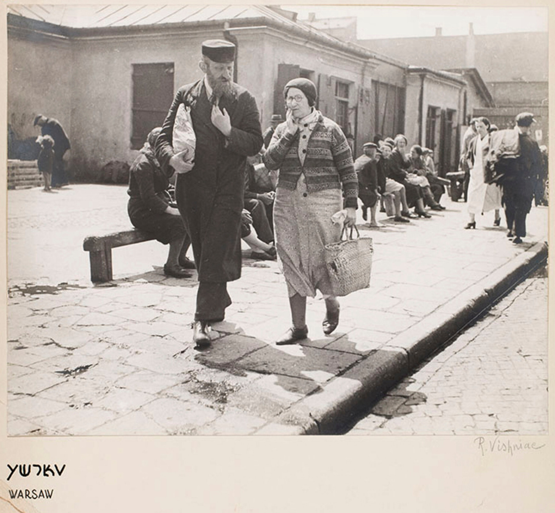 Еврейская пара страдает от антисемитского бойкота поляков, Варшава, ок. 1935-38 г. Фотограф Роман Вишняк
