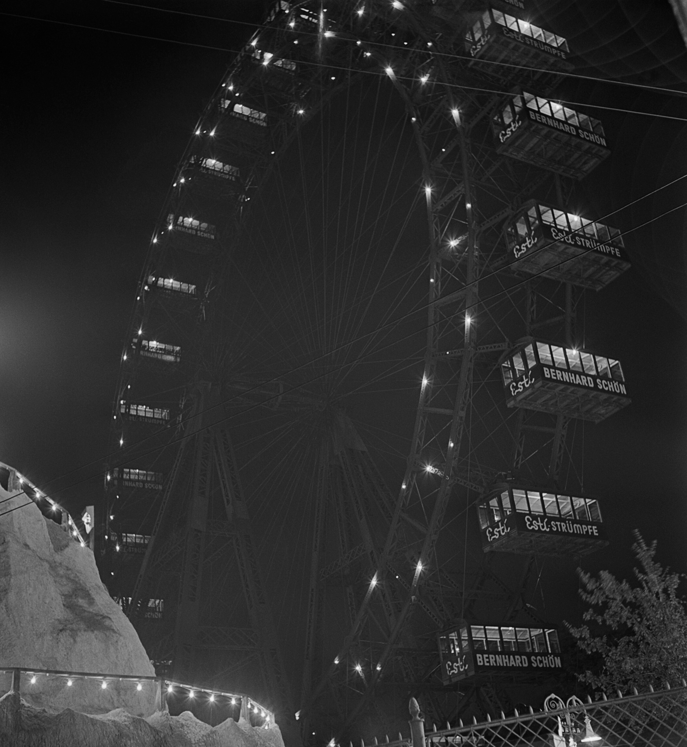 Исторический Пратер Ризенрад ночью, парк развлечений Пратер, Леопольдштадт, Вена, 1930-е годы. Фотограф Роман Вишняк