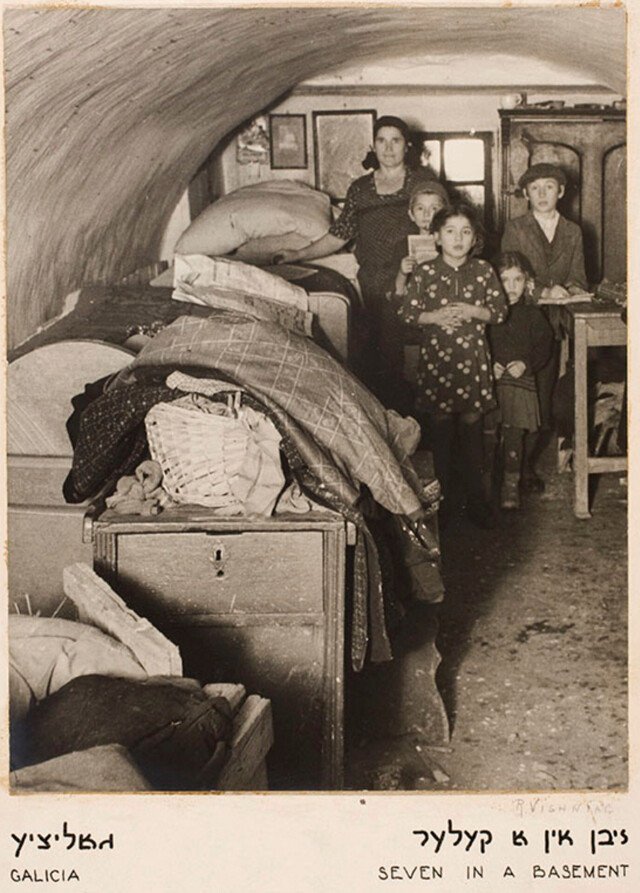 Подвал дома носильщика и его семьи, Варшава, ок. 1935-38 г. Фотограф Роман Вишняк
