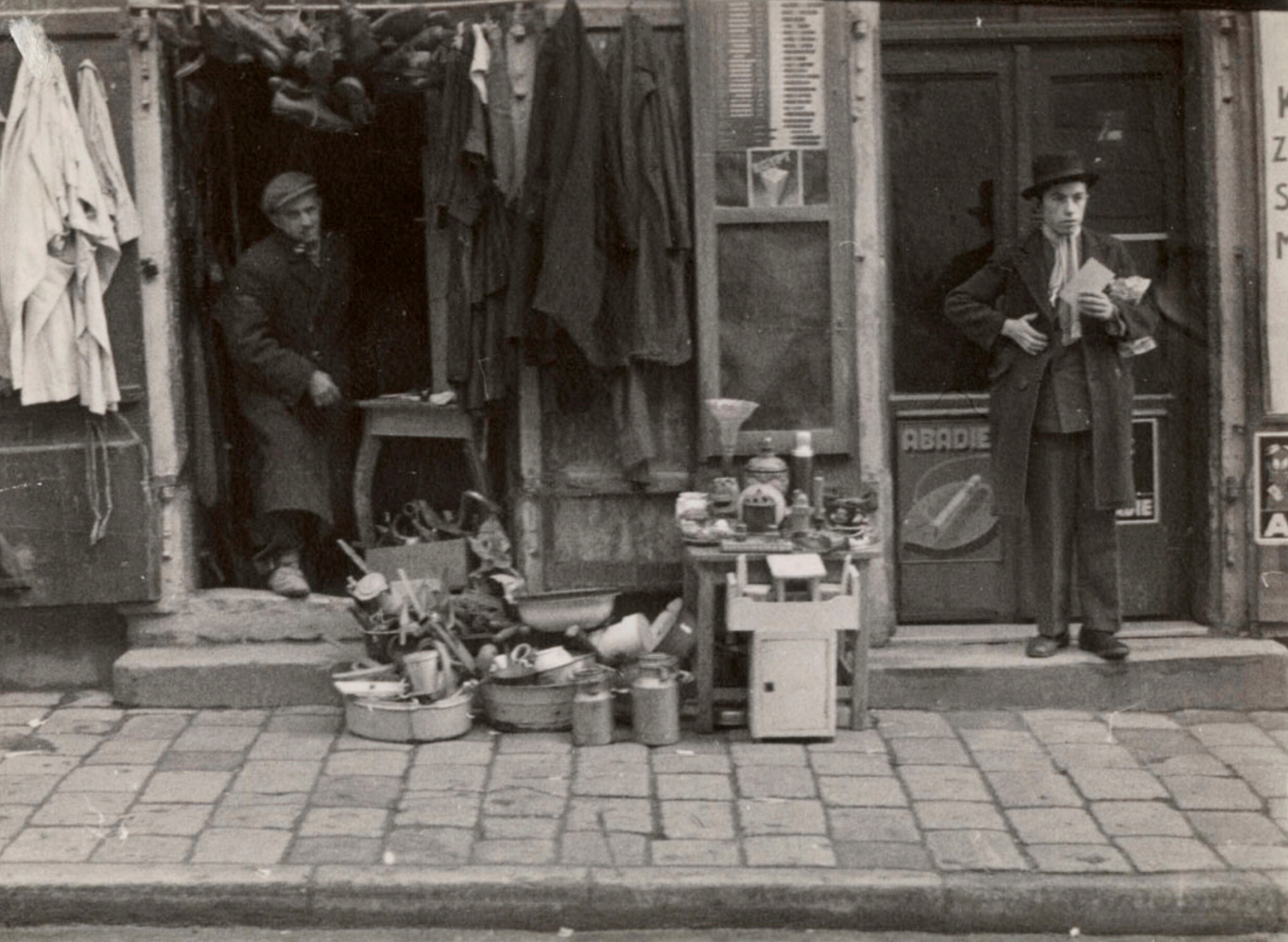 Продавец подержанных вещей и коллекционер марок, Братислава, ок. 1935–38 г. Фотограф Роман Вишняк