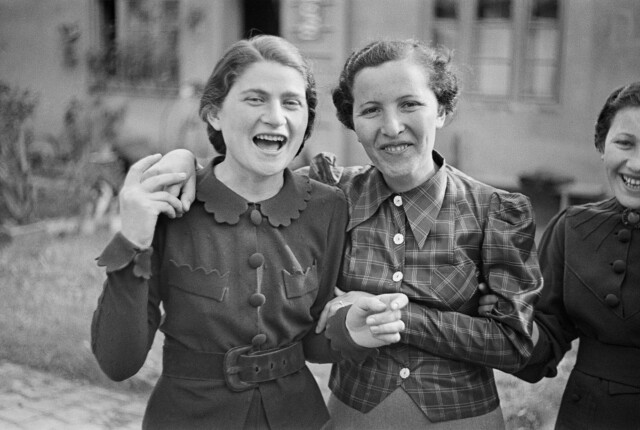 Три женщины, Мукачево, ок. 1935-38 гг. Фотограф Роман Вишняк