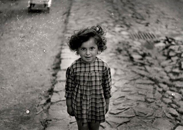 Девочка в клетчатом платье, Мукачево, ок. 1935–38 г. Фотограф Роман Вишняк