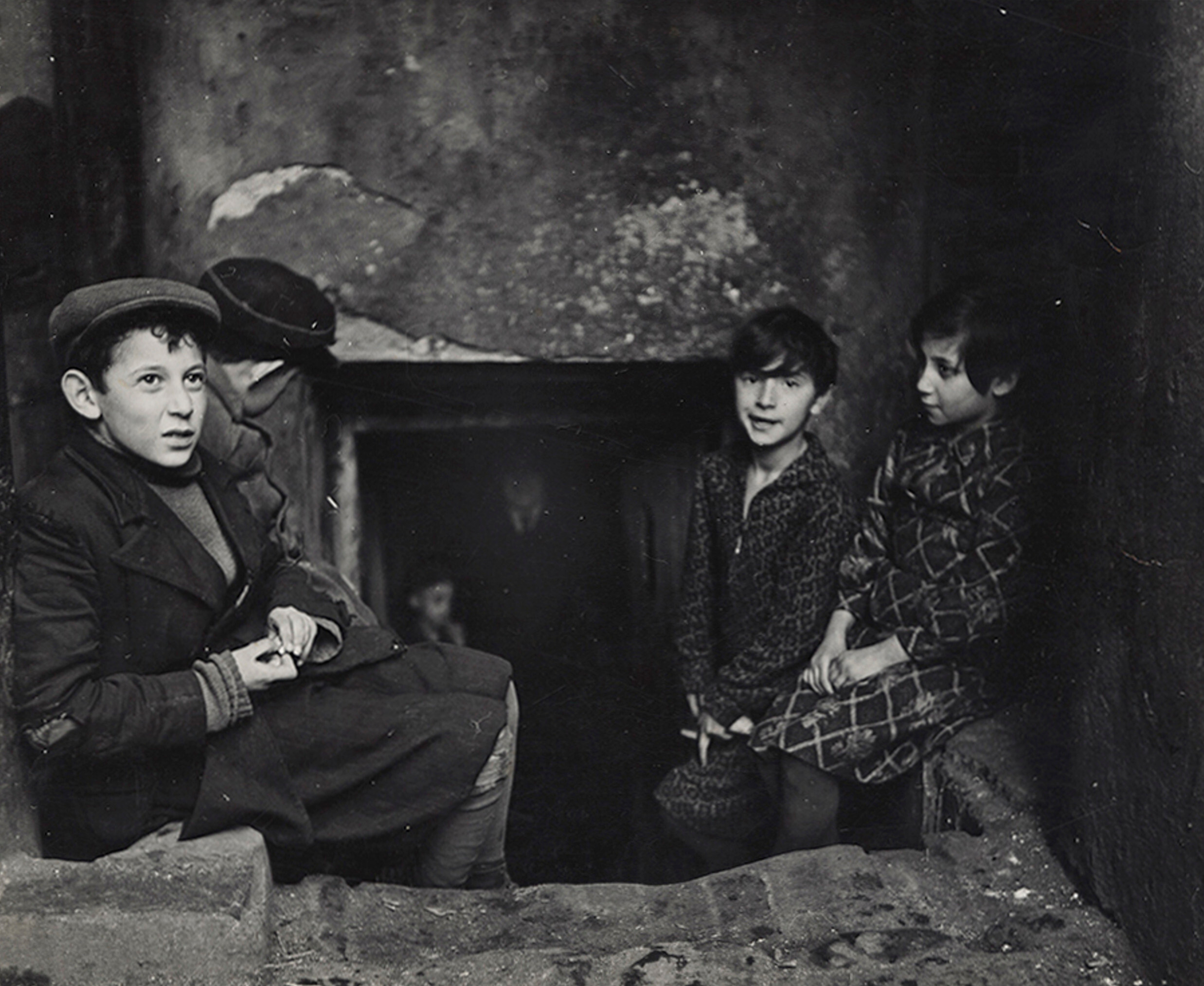 Дети ищут свет и воздух возле своего подвального дома, улица Крохмальная, Варшава., ок. 1935-38 г. Фотограф Роман Вишняк