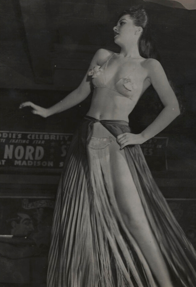 Звезда бурлеска Шерри Бриттон, Леон Эдди, 52-я улица, Нью-Йорк, 1945 г. Фотограф Роман Вишняк