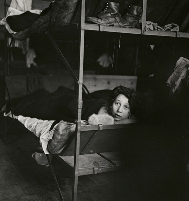 Нетти Стуб, одиннадцать лет, из Ганновера, в польском лагере для задержанных, Збашин, ноябрь 1938 г. Фотограф Роман Вишняк