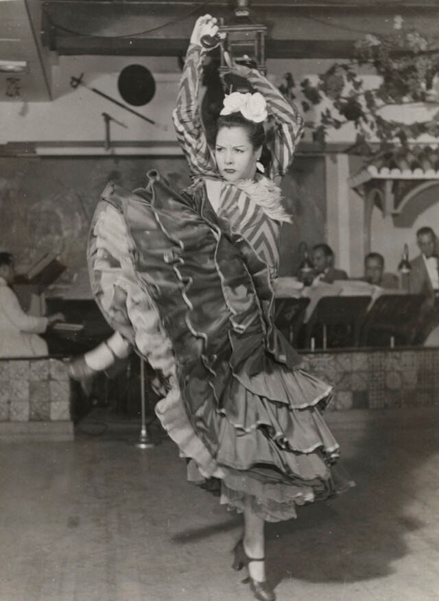 Танцовщица фламенко Мария Луиза Лопес, ночной клуб El Chico, Гринвич-Виллидж, Нью-Йорк, с начала до середины 1940-х годов. Фотограф Роман Вишняк