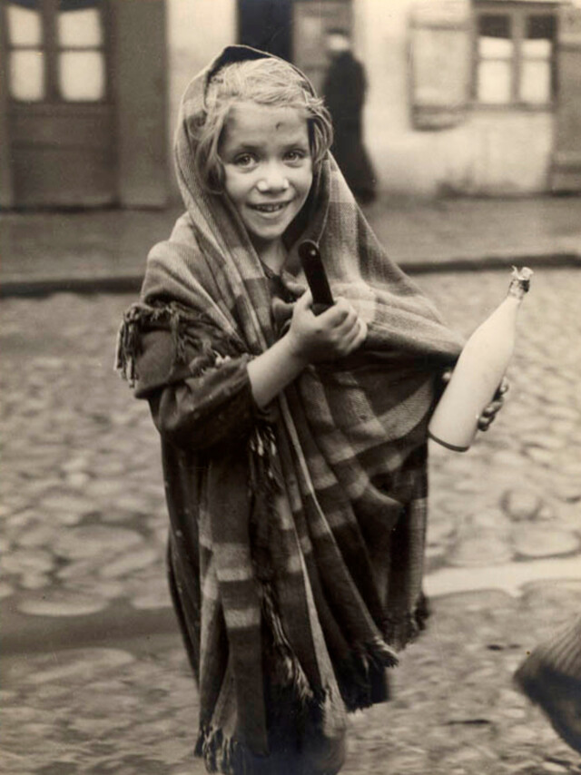 Девочка возвращается из магазина с кастрюлей супа и бутылкой молока, Лодзь, примерно 1935–38 годы. Фотограф Роман Вишняк