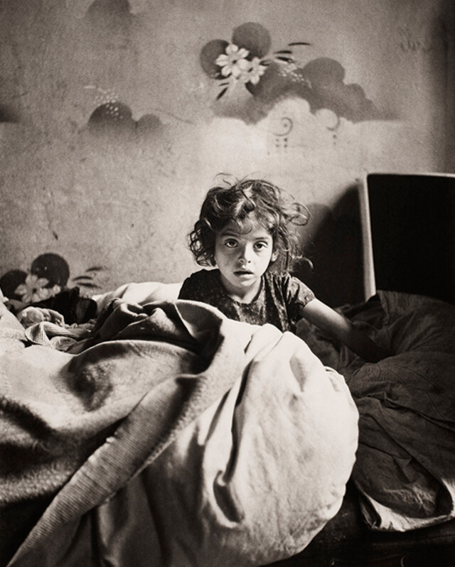 Сара, сидящая в постели в подвальном помещении, с цветами над головой, Варшава, ок. 1935-37 гг. Фотограф Роман Вишняк