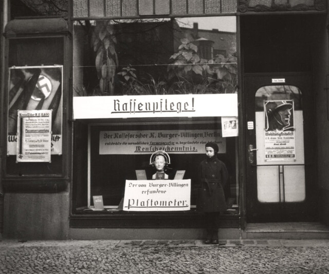 Дочь Вишняка Мара позирует перед магазином, специализирующемся на инструментах, измеряющих разницу в размерах арийских и неарийских черепов, Берлин, 1933 г. Фотограф Роман Вишняк