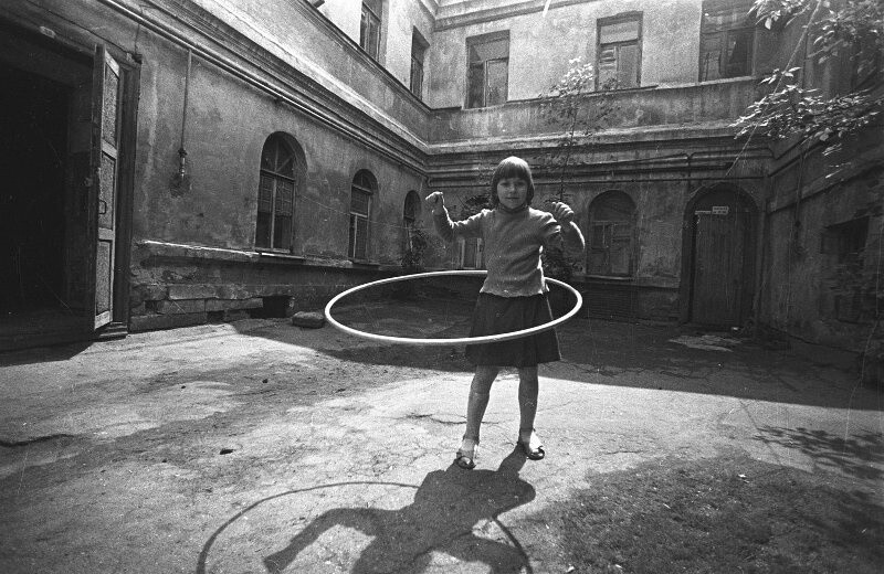 В старом дворике, 1970-е годы. Фотограф Владимир Богданов