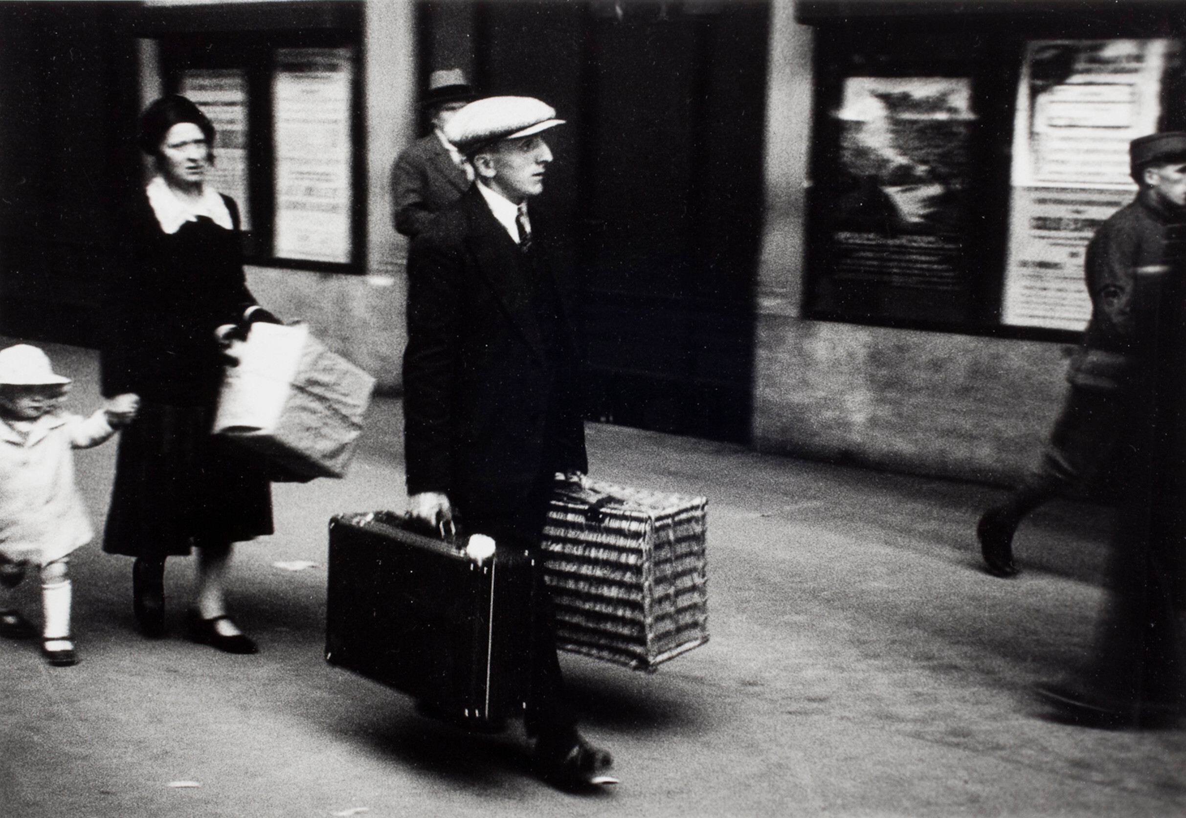 Семья прибывает в большой город Париж., 1934 г. Фотограф Люсьен Айгнер