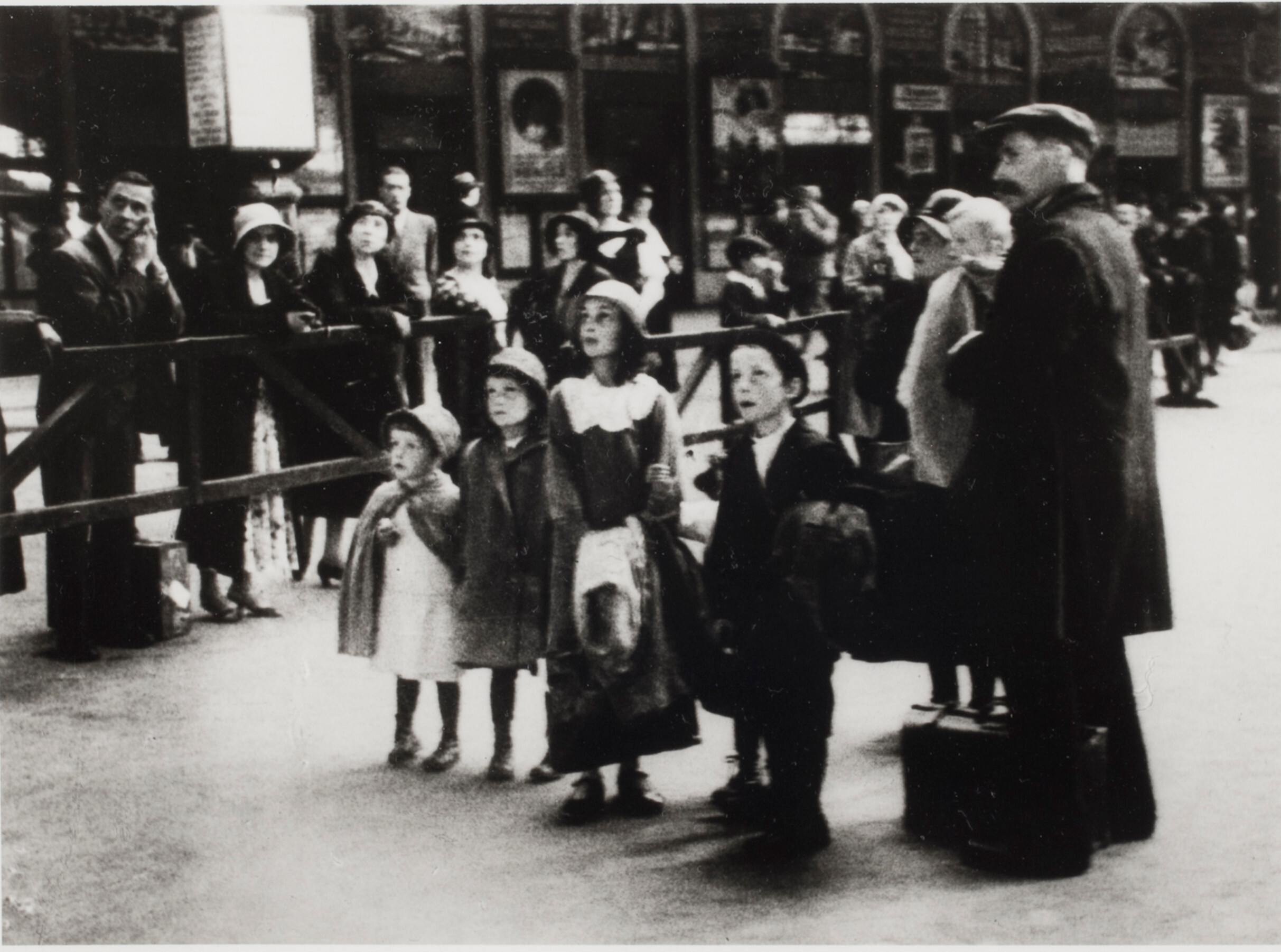 Затерянные в большом городе (Семья из 7 человек на вокзале Сен-Лазар), 1934 г. Фотограф Люсьен Айгнер