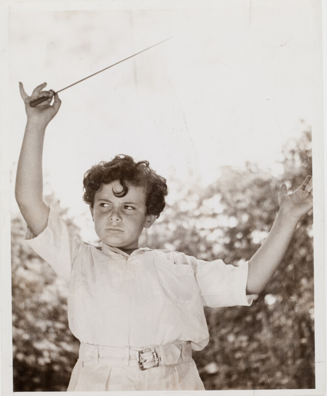 Лорин Маазель, 11 лет, дирижирует Летним симфоническим оркестром NBC, Нью-Йорк, 1941 г. Фотограф Люсьен Айгнер