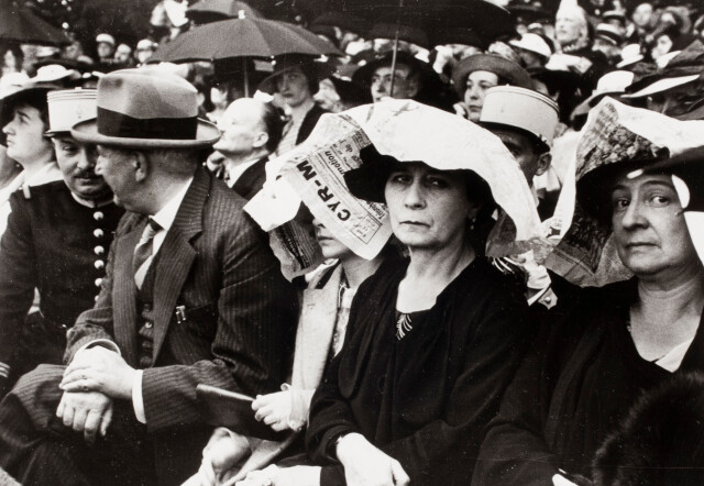 Публика на выпускном в Сен-Сир, 1937 г. Фотограф Люсьен Айгнер