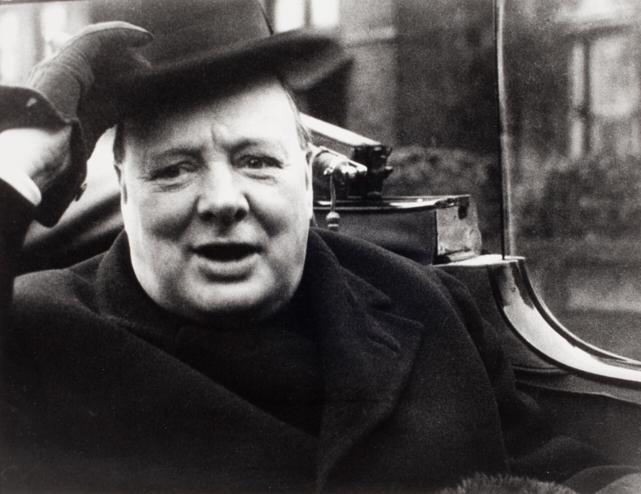 Уинстон Черчилль узнает о своем переизбрании в парламент, 1935 г. Фотограф Люсьен Айгнер