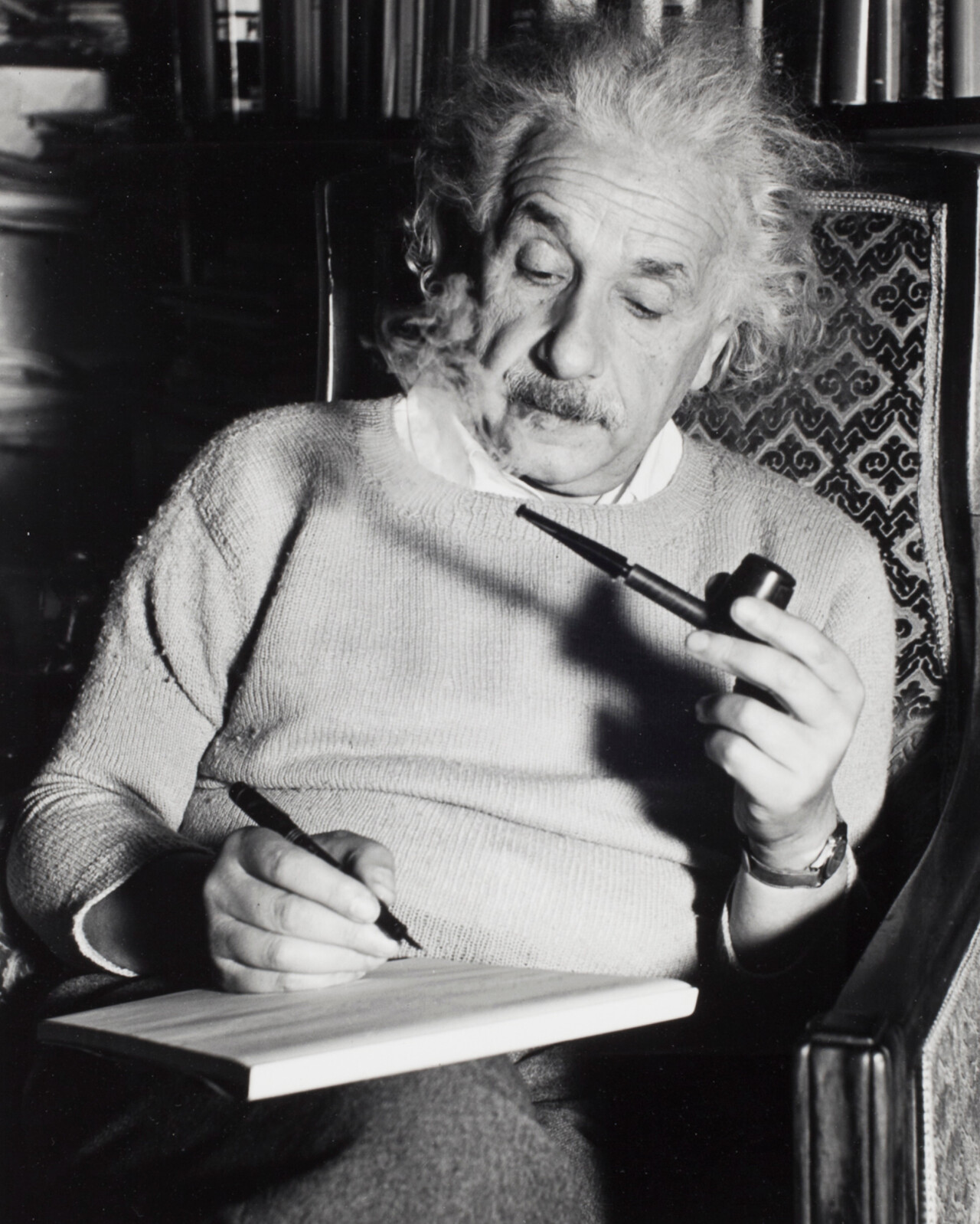 Альберт Эйнштейн за работой, Принстон, 1940 г. Фотограф Люсьен Айгнер