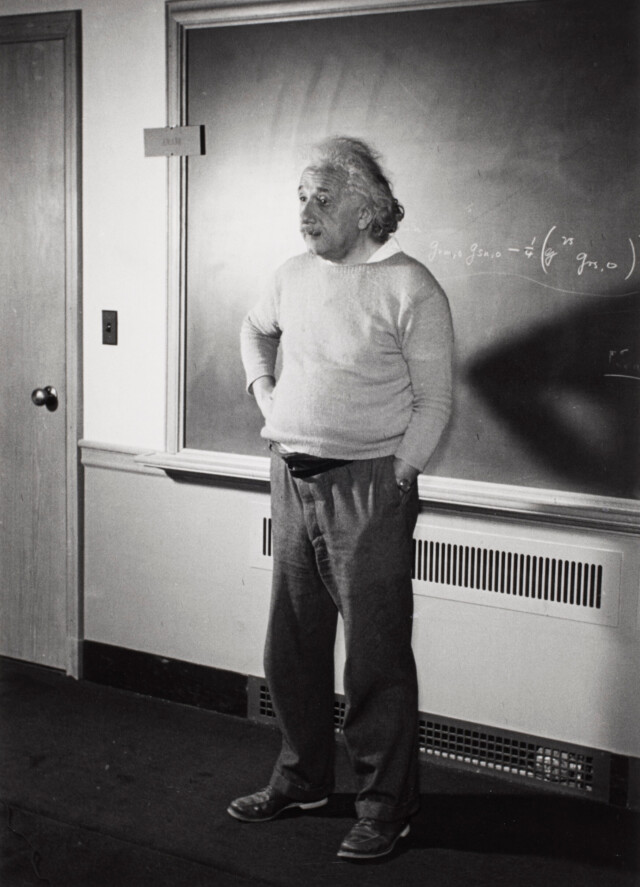 Эйнштейн лицом к лицу со Вселенной (Мешковатые штаны), 1940 г. Фотограф Люсьен Айгнер