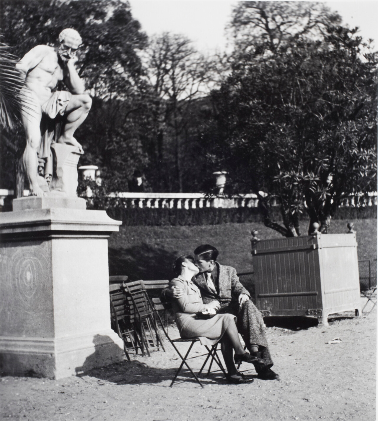 В Люксембургском саду, Париж, ок. 1934 г. Фотограф Люсьен Айгнер