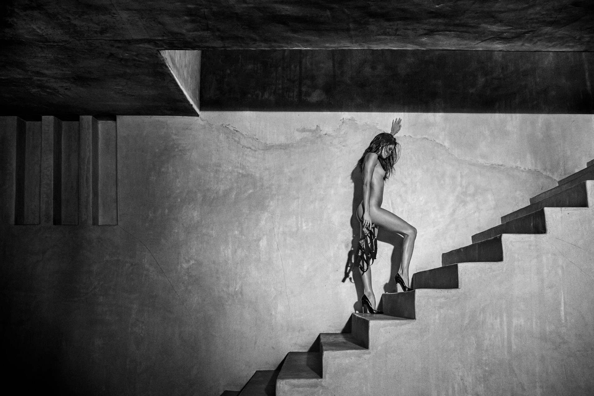 Сара Сампайо на лестнице в Марокко. Автор Расселл Джеймс