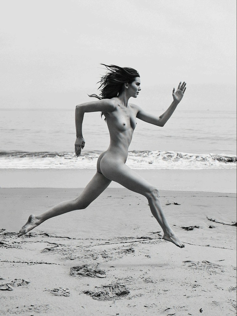 Кендалл Дженнер, бегающая на пляже в Санта-Барбаре, 2018. Автор Расселл Джеймс 