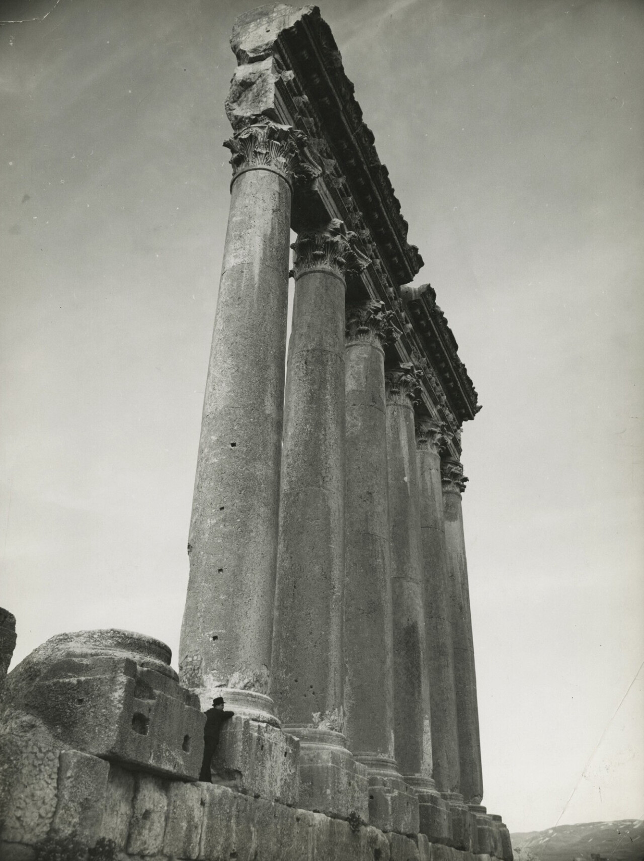 Большие колонны Храма Юпитера в руинах, 1940 год. Фотограф Маргарет ...