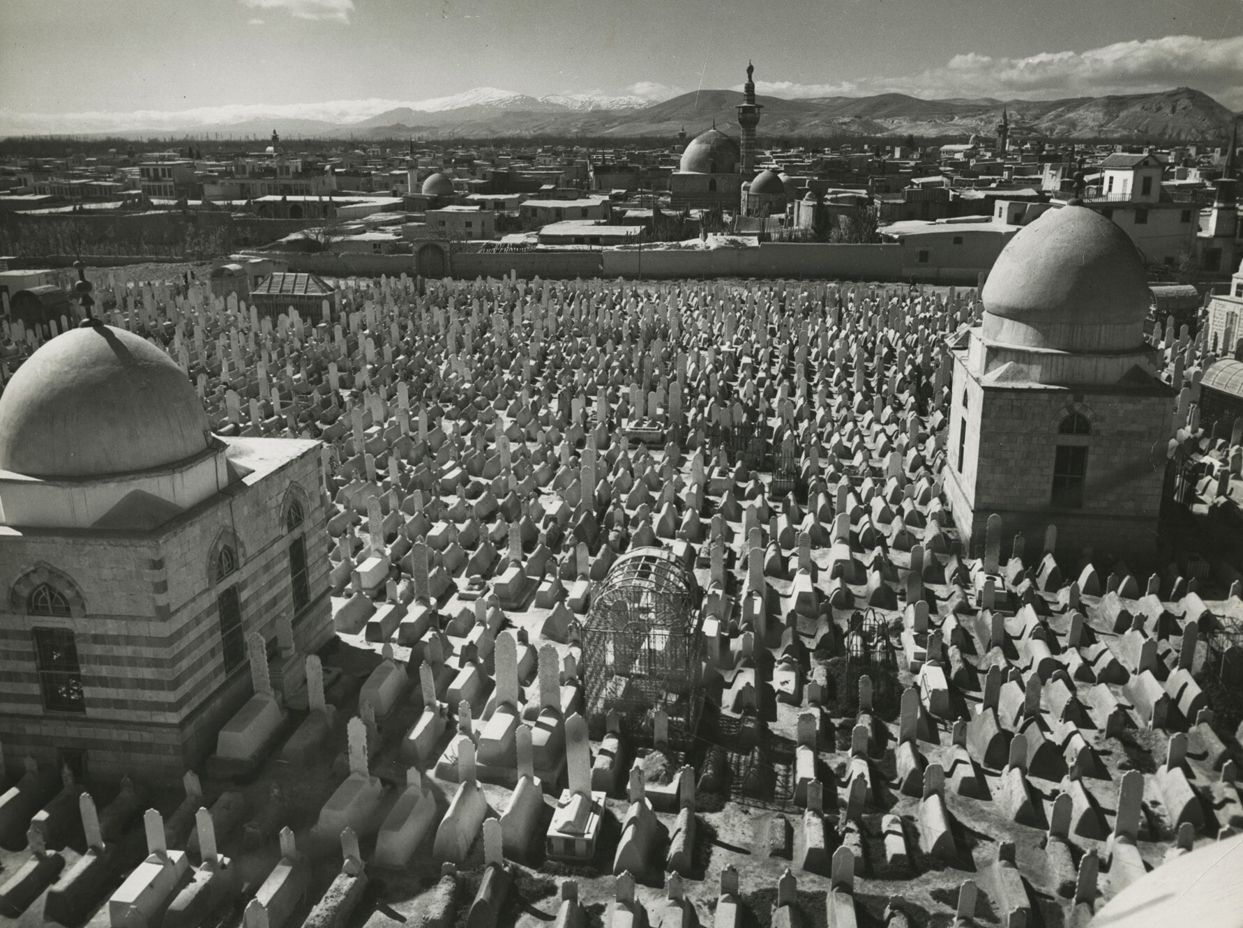Вид на кладбище 11 века в Баб-Згере на юго-восточной стороне города, Дамасус, Сирия 1940 год. Фотограф Маргарет Бурк-Уайт