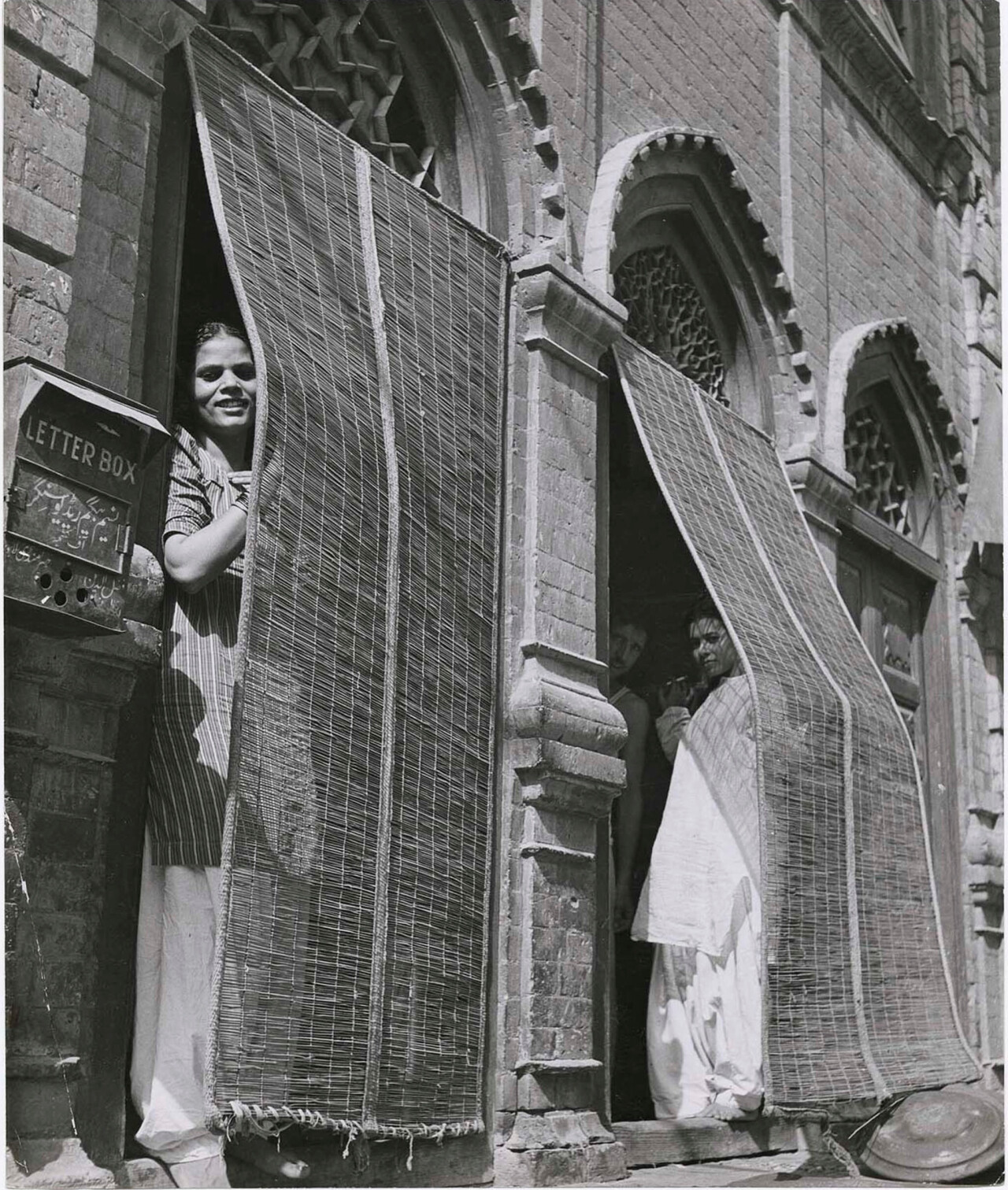 Таяу Шығыс әйелдері жыныстық қатынасқа түсуге тырысады