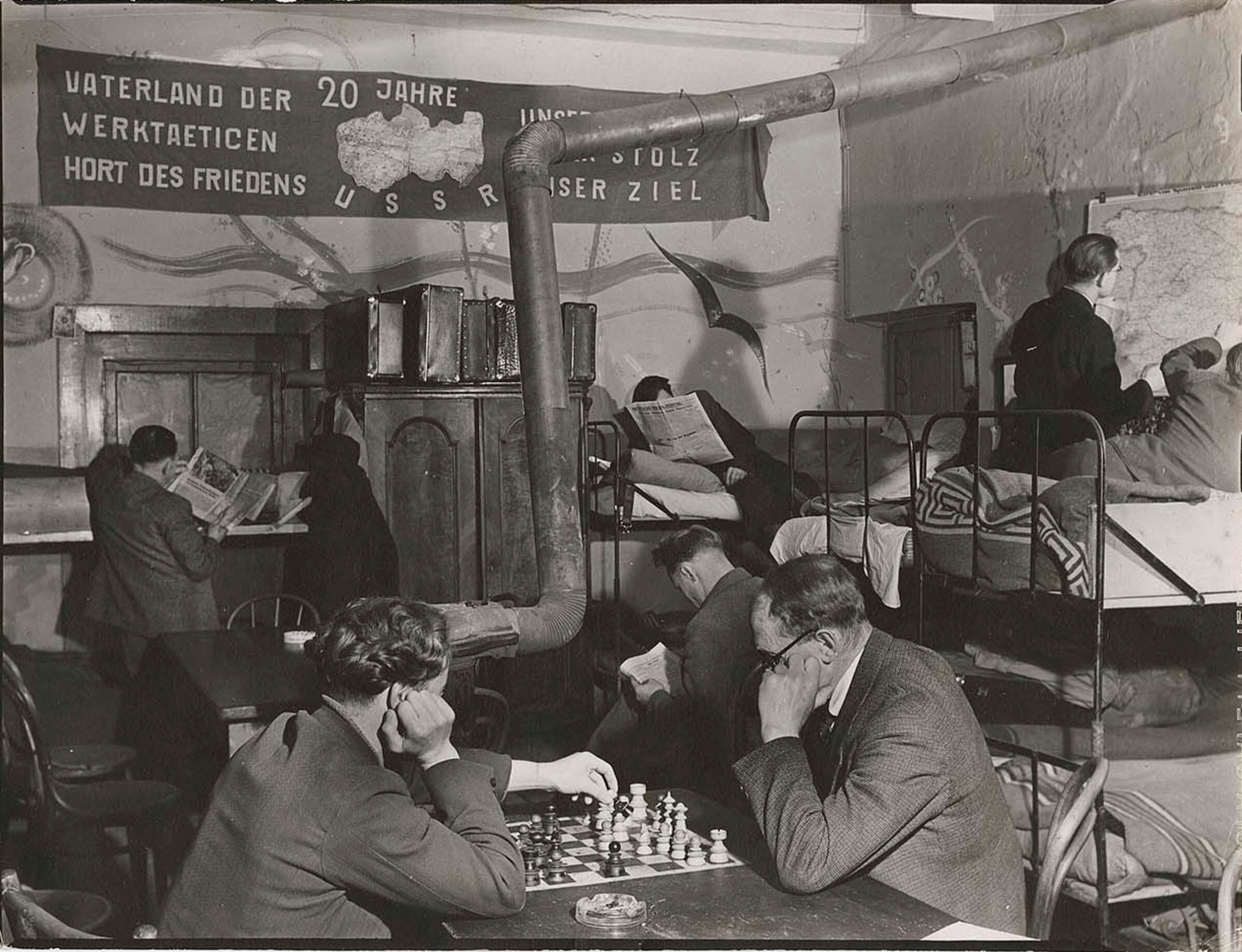 Иностранные беженцы, живущие на старой фабрике в Страшницах, часть Праги, 1938 год. Фотограф Маргарет Бурк-Уайт