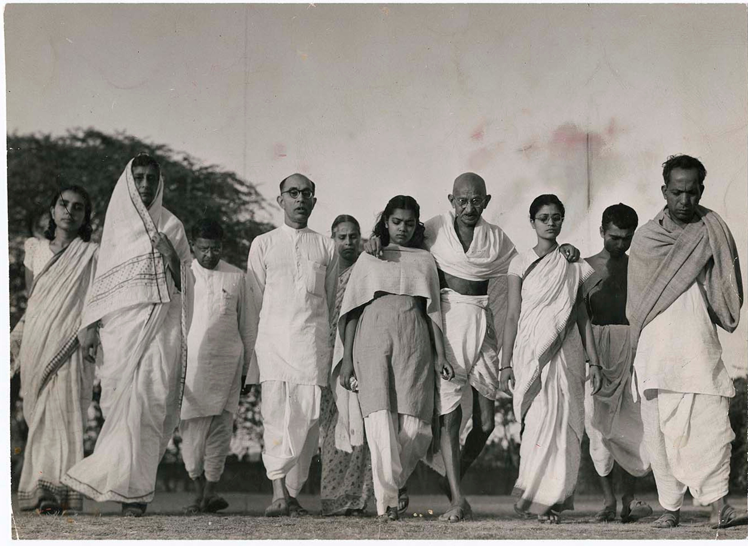 Утренняя прогулка Ганди с близкими обитателями ашрама и членами его семьи, 1946 год. Фотограф Маргарет Бурк-Уайт