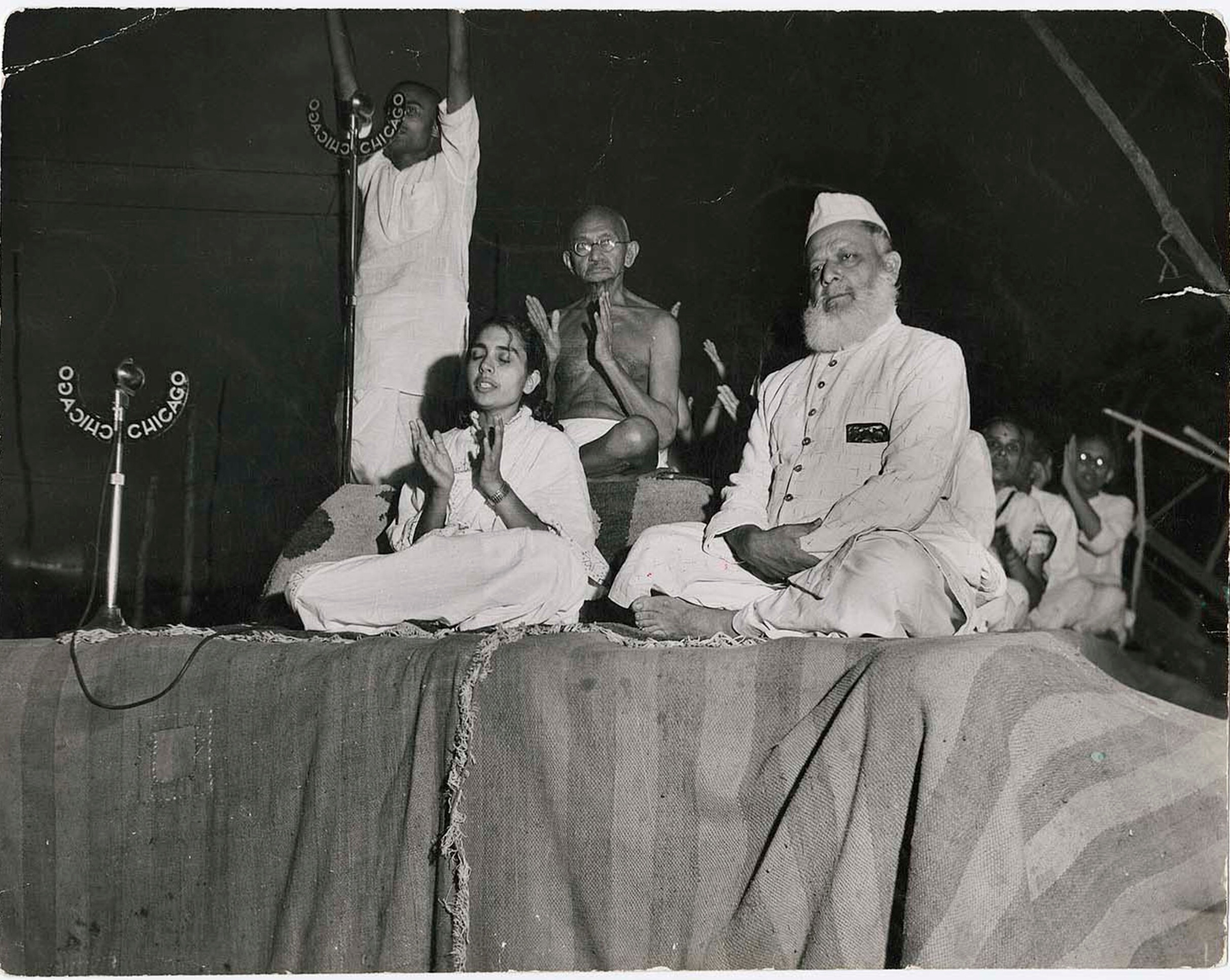 Колония Ганди, молитвенное собрание Сумерки, 1946 год. Фотограф Маргарет Бурк-Уайт