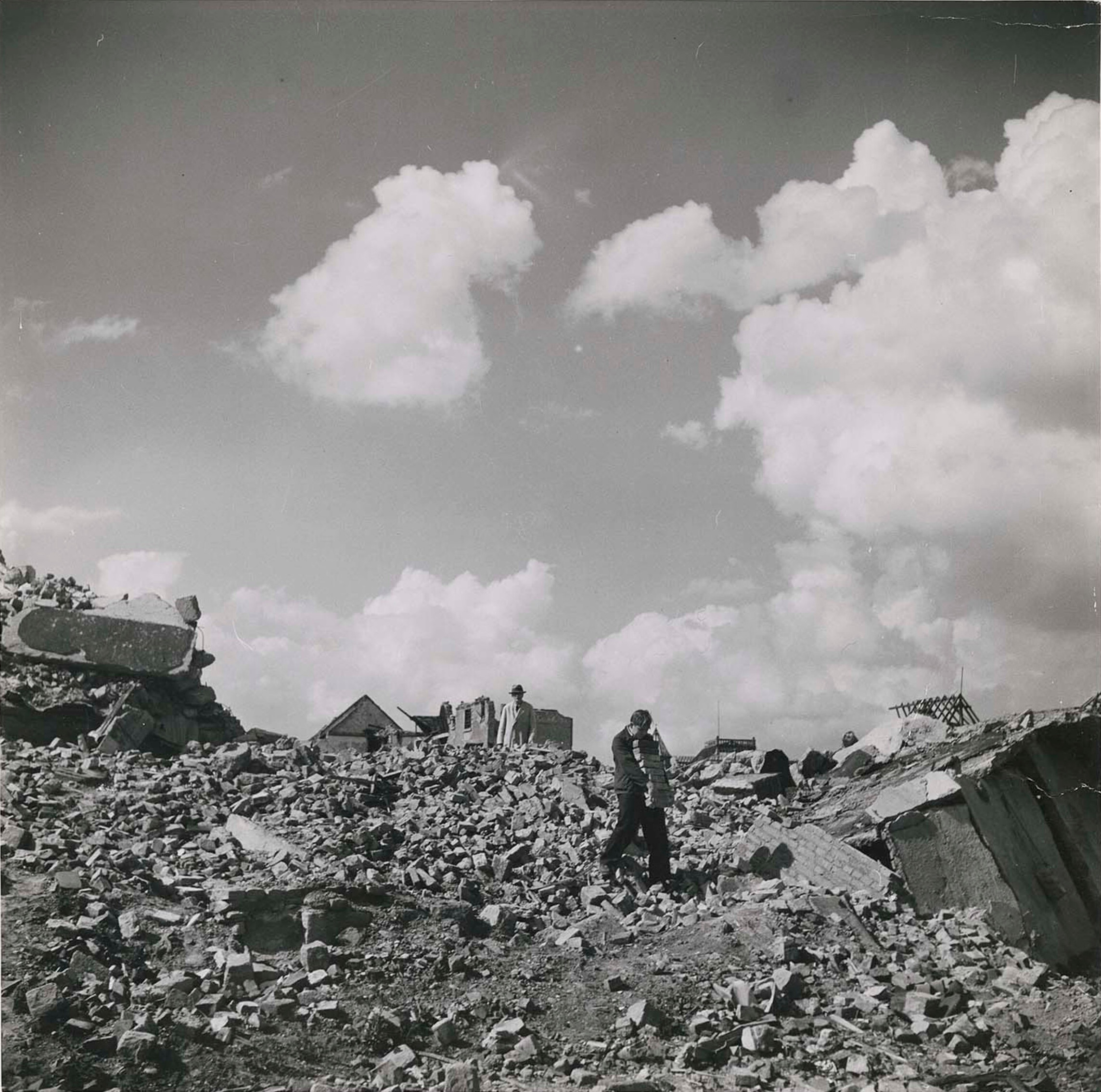Люди собирают кирпичи и доски из разрушенных бомбами зданий разрушенного города в Рурской долине, 1945 год. Фотограф Маргарет Бурк-Уайт