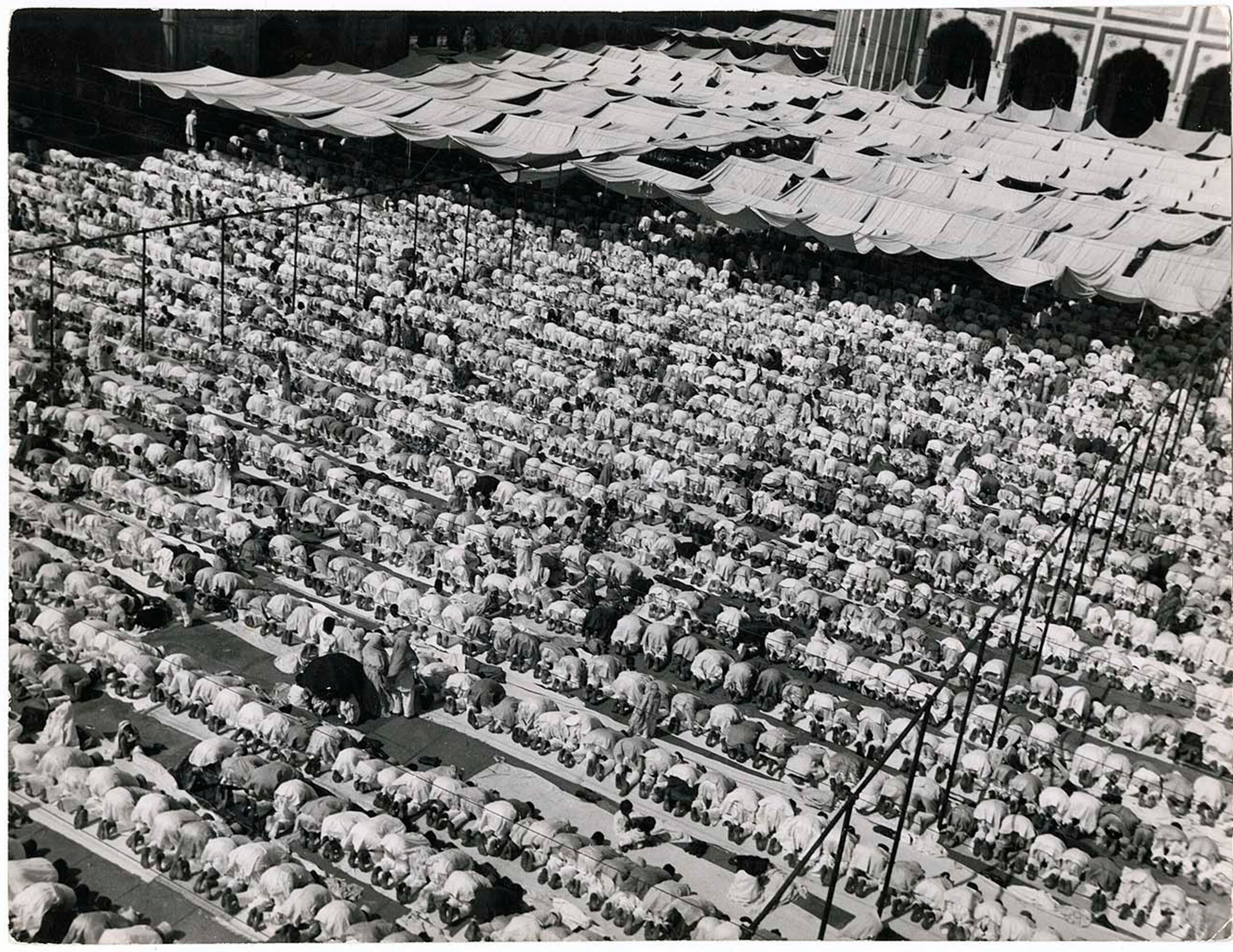 Мусульмане на службе в мечети Джами Масджид, 1946 год. Фотограф Маргарет Бурк-Уайт
