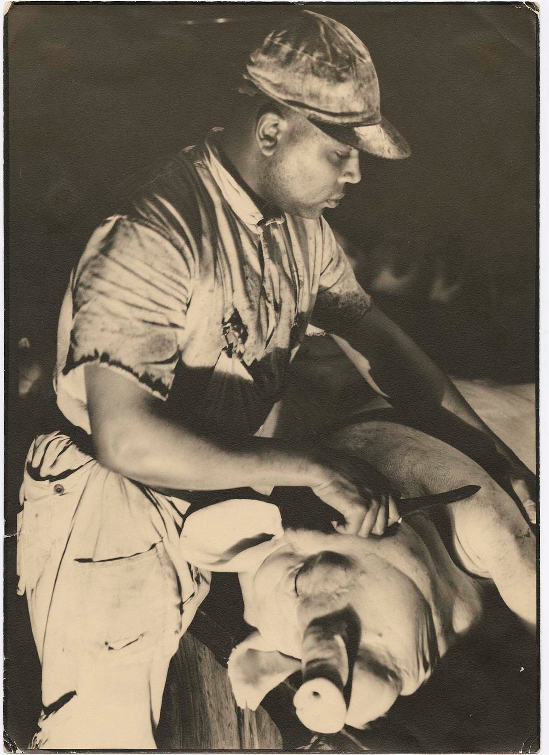 Мясник с ножом собирается разделать свинью на мясокомбинате Swift Packington, 1930 год. Фотограф Маргарет Бурк-Уайт