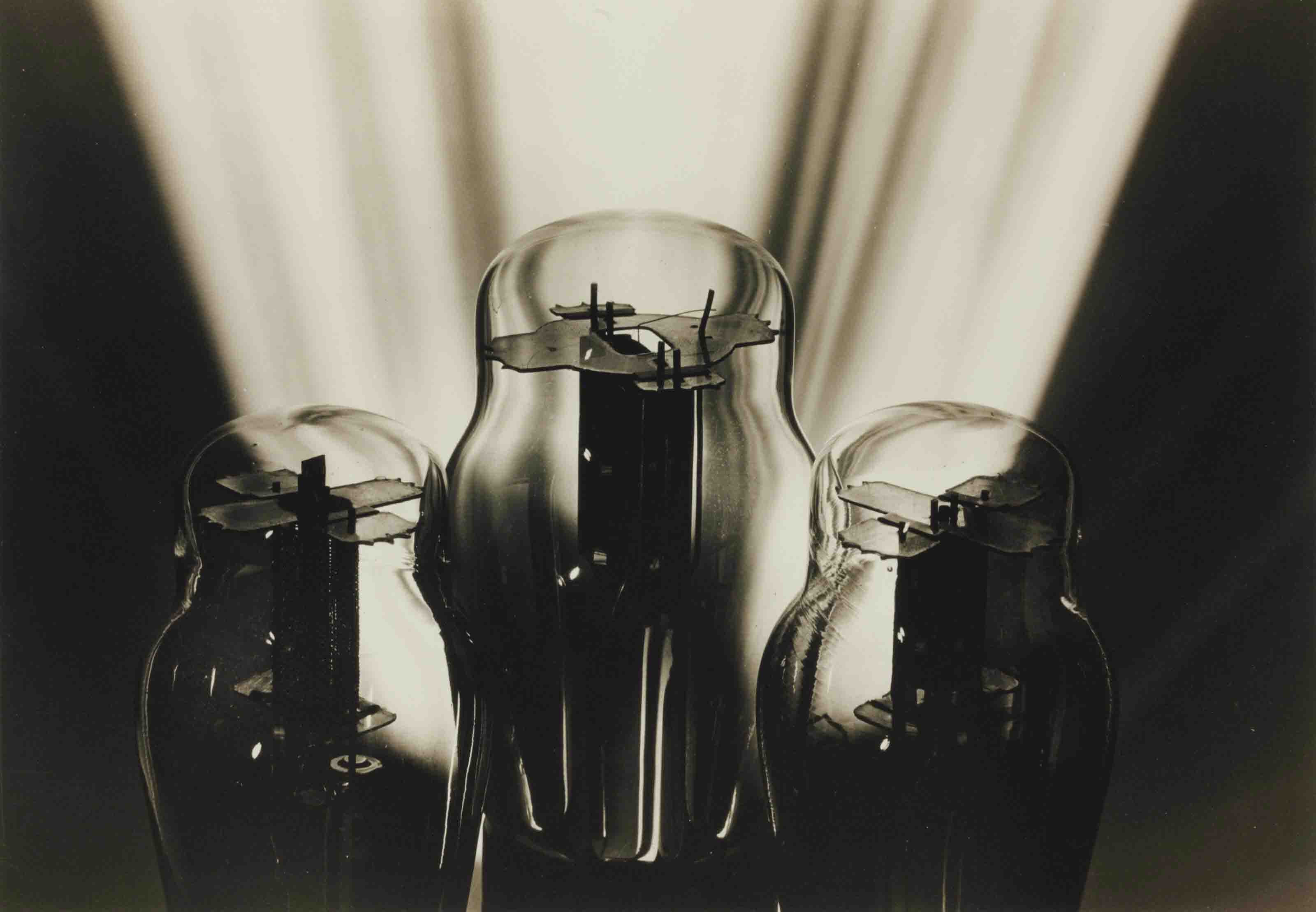 Вакуумные лампы, 1936 год.  Фотограф Маргарет Бурк-Уайт