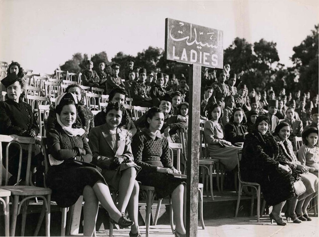 На всех соревнованиях спортсменов женщины обязаны сидеть отдельно. Из 10 000 человек, присутствовавших на матче Ring Saw, женщин было всего несколько десятков., 1940 год. Фотограф Маргарет Бурк-Уайт
