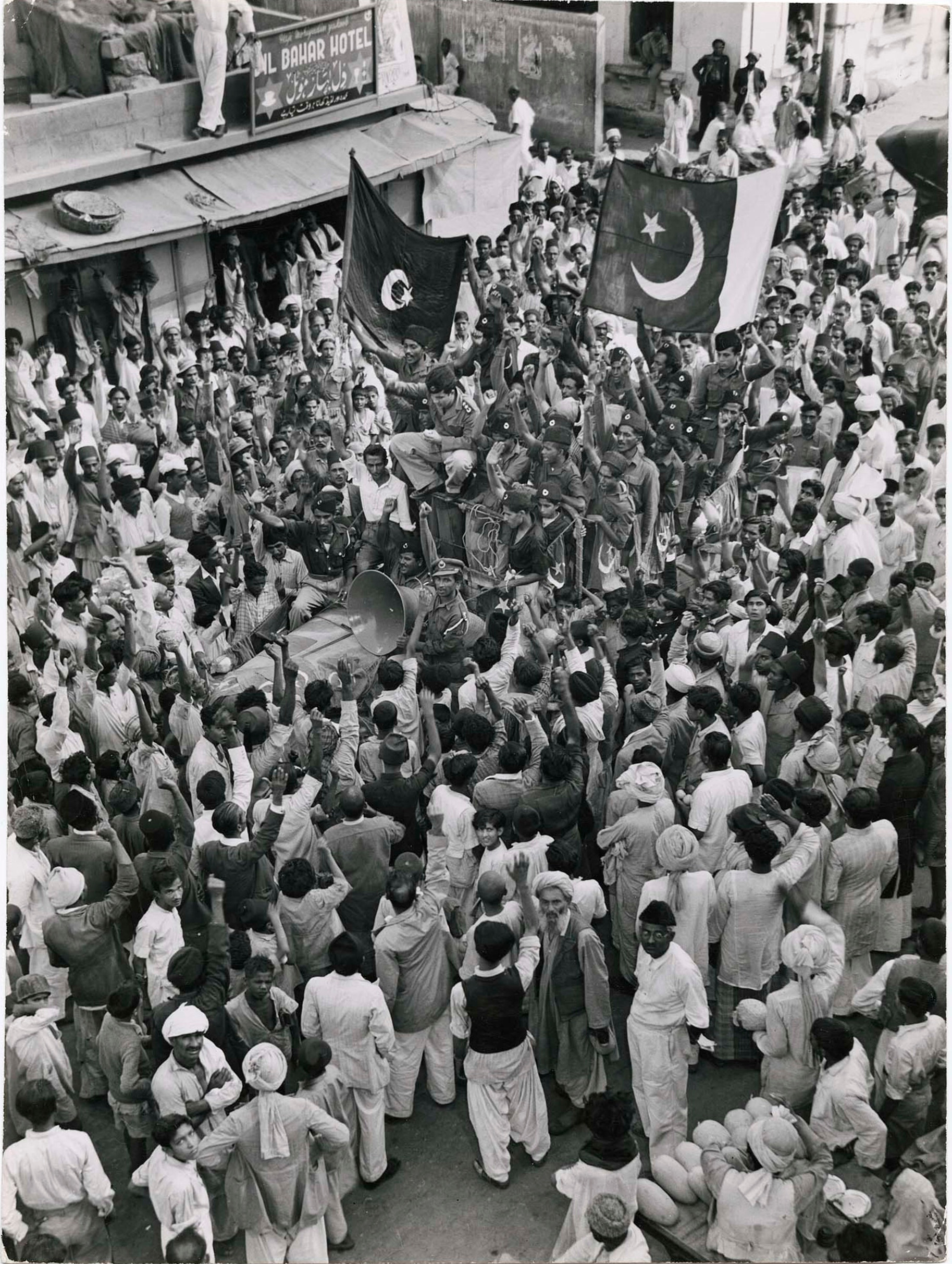 Национальные гвардейцы Мусульманской лиги с флагом Пакистана, 1947 год. Фотограф Маргарет Бурк-Уайт
