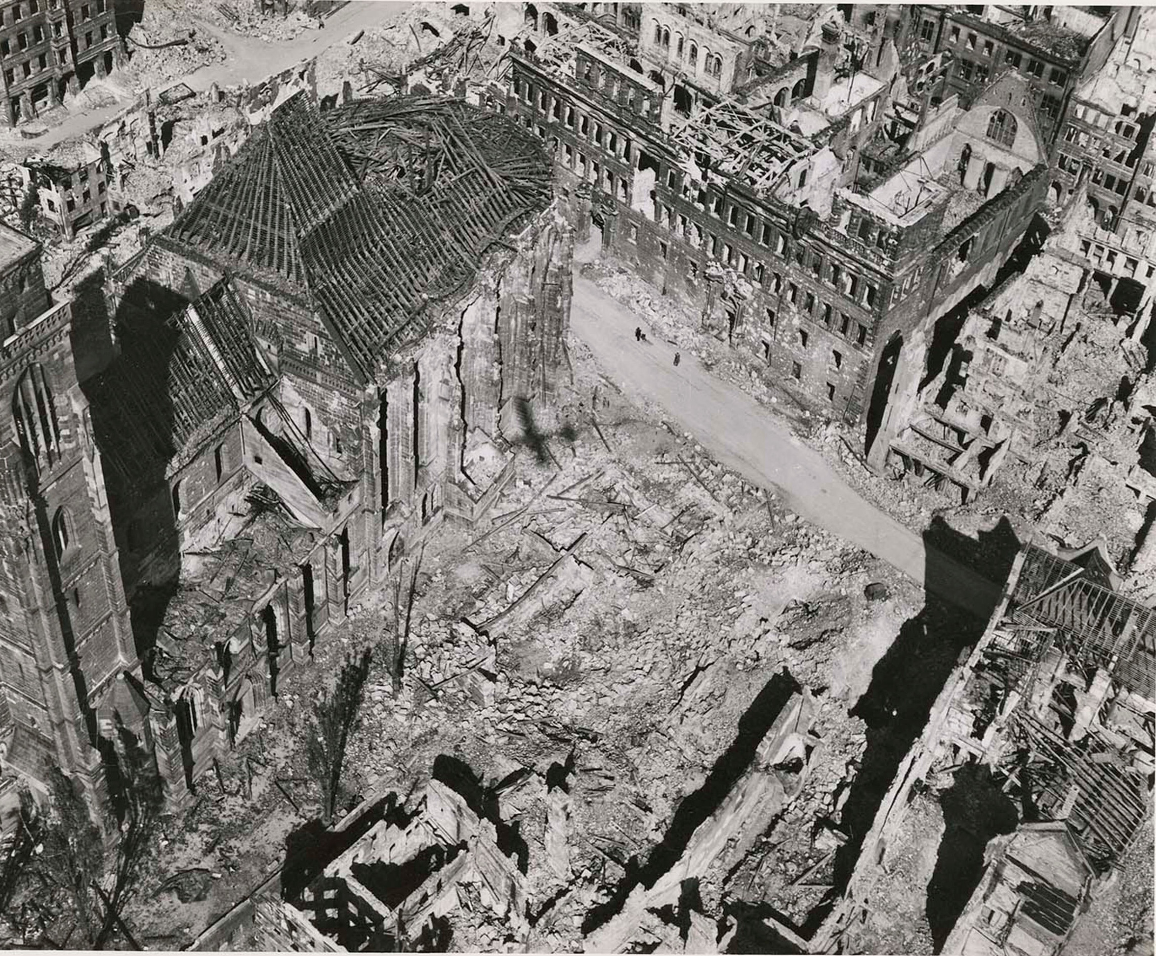 Нюренберг разрушенный собор в старом центре города, 1945 год. Фотограф Маргарет Бурк-Уайт